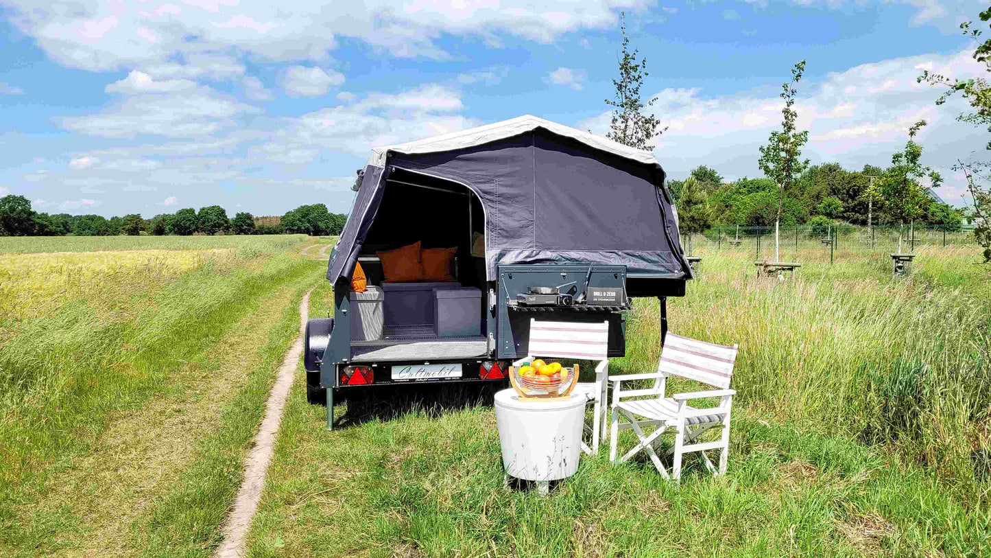 Faltcaravan aufgebaut in der Natur Frontalansicht