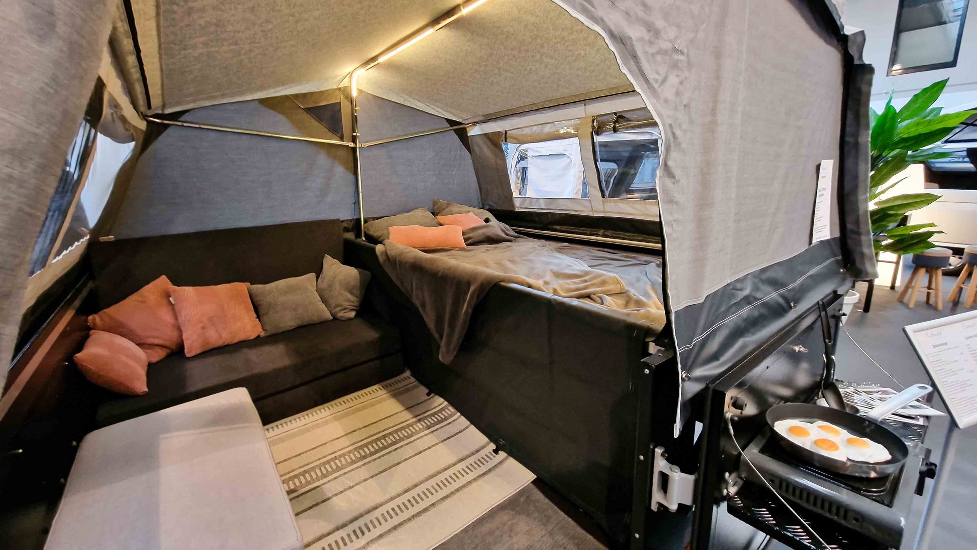 Innenansicht eines Campinganhängers mit Sitz und Schlafgelegenheit