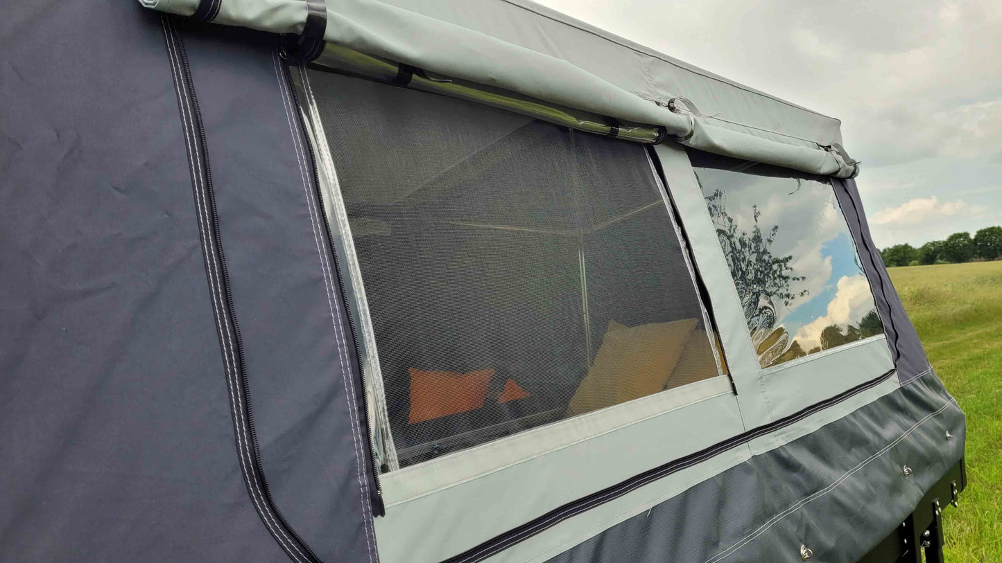 Klappcamper Detailansicht der Fenster mit einem Klarsichtfenster und einem Fenster mit Mückenschutznetz