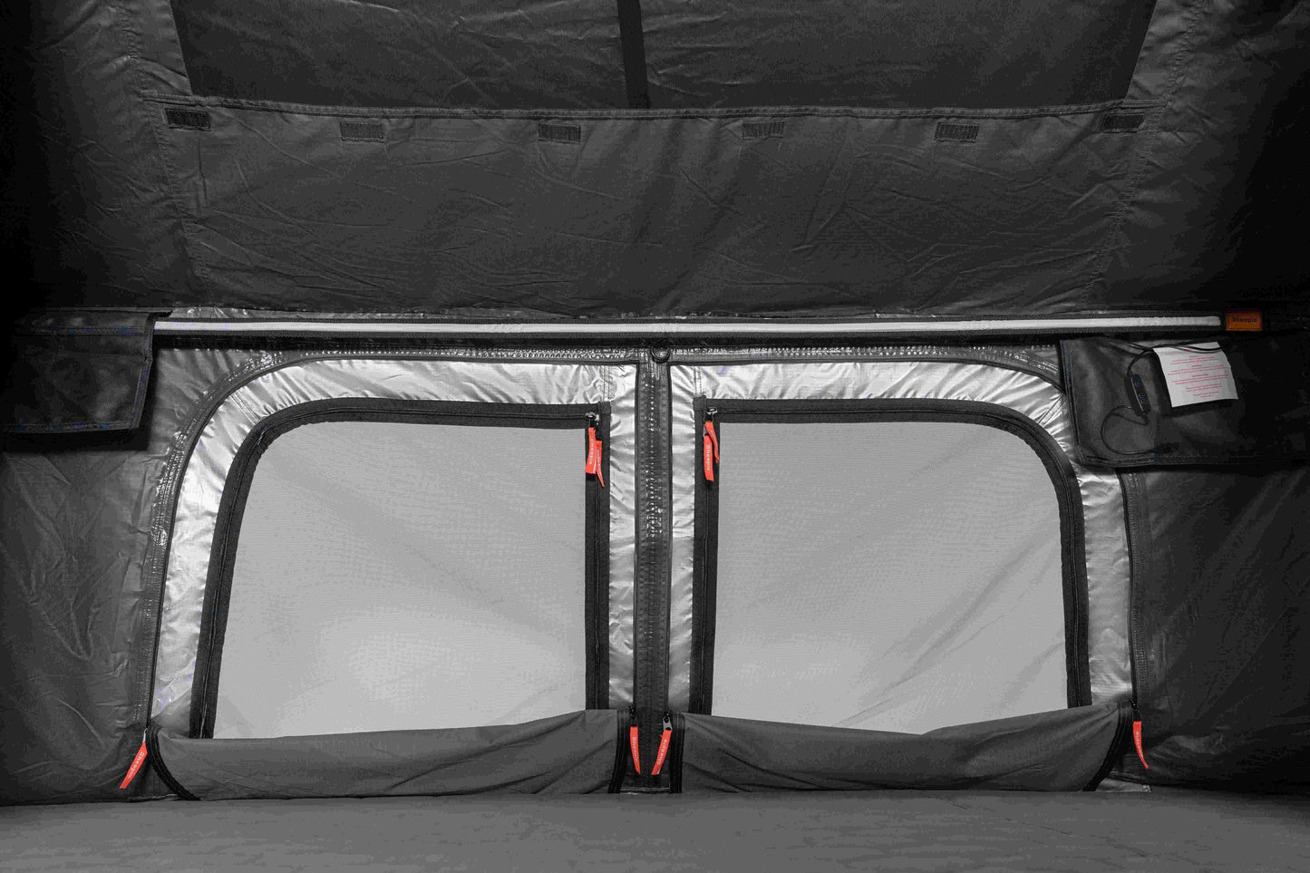 Innenraum eines aufgebauten Dachzelts mit Schlafbereich