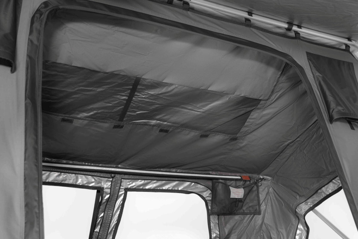 Auffaltbares Camping-Dachzelt aus Textilmaterial vor Weiß