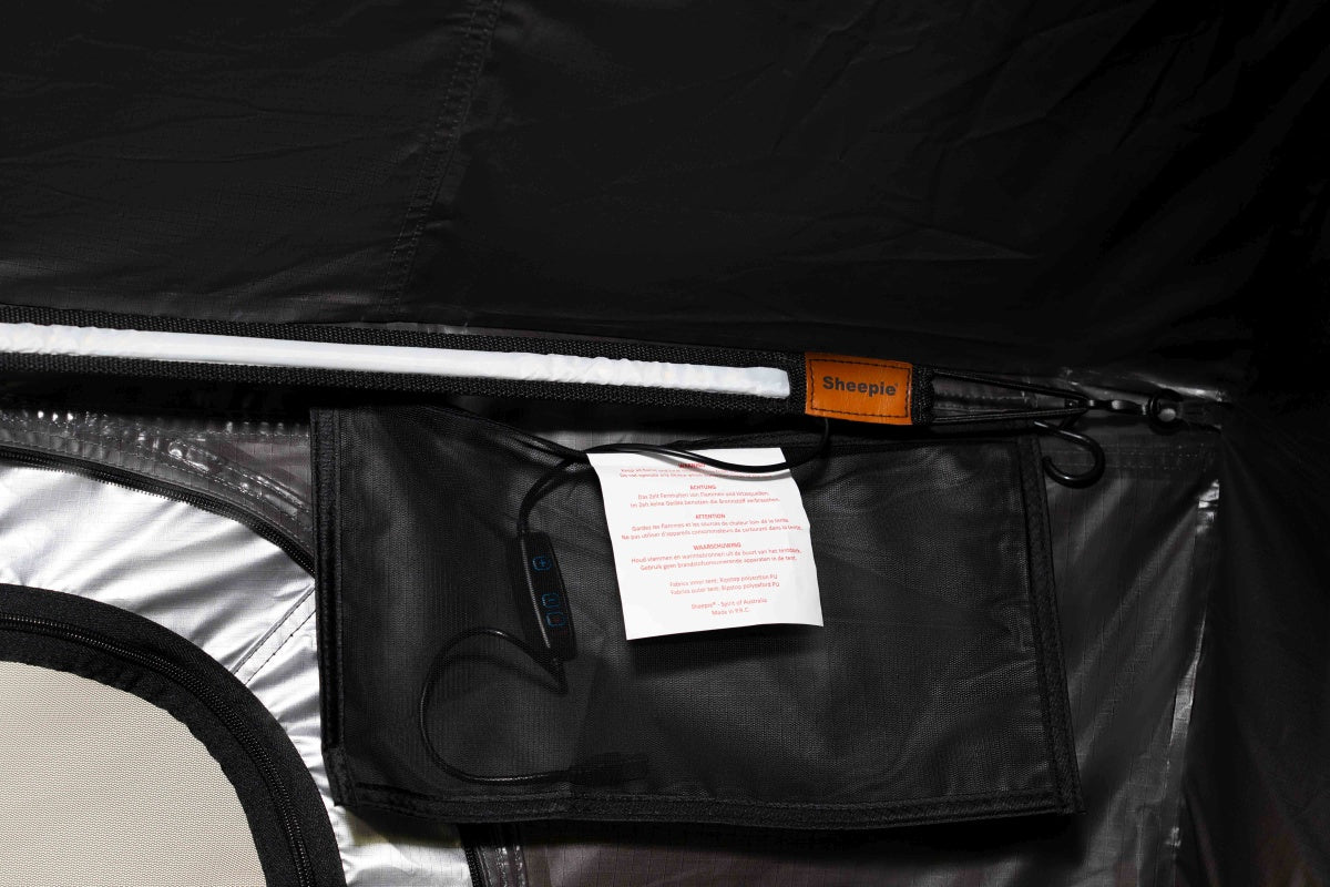 Innenansicht eines Dachzeltes mit Blick auf die LED Leiste