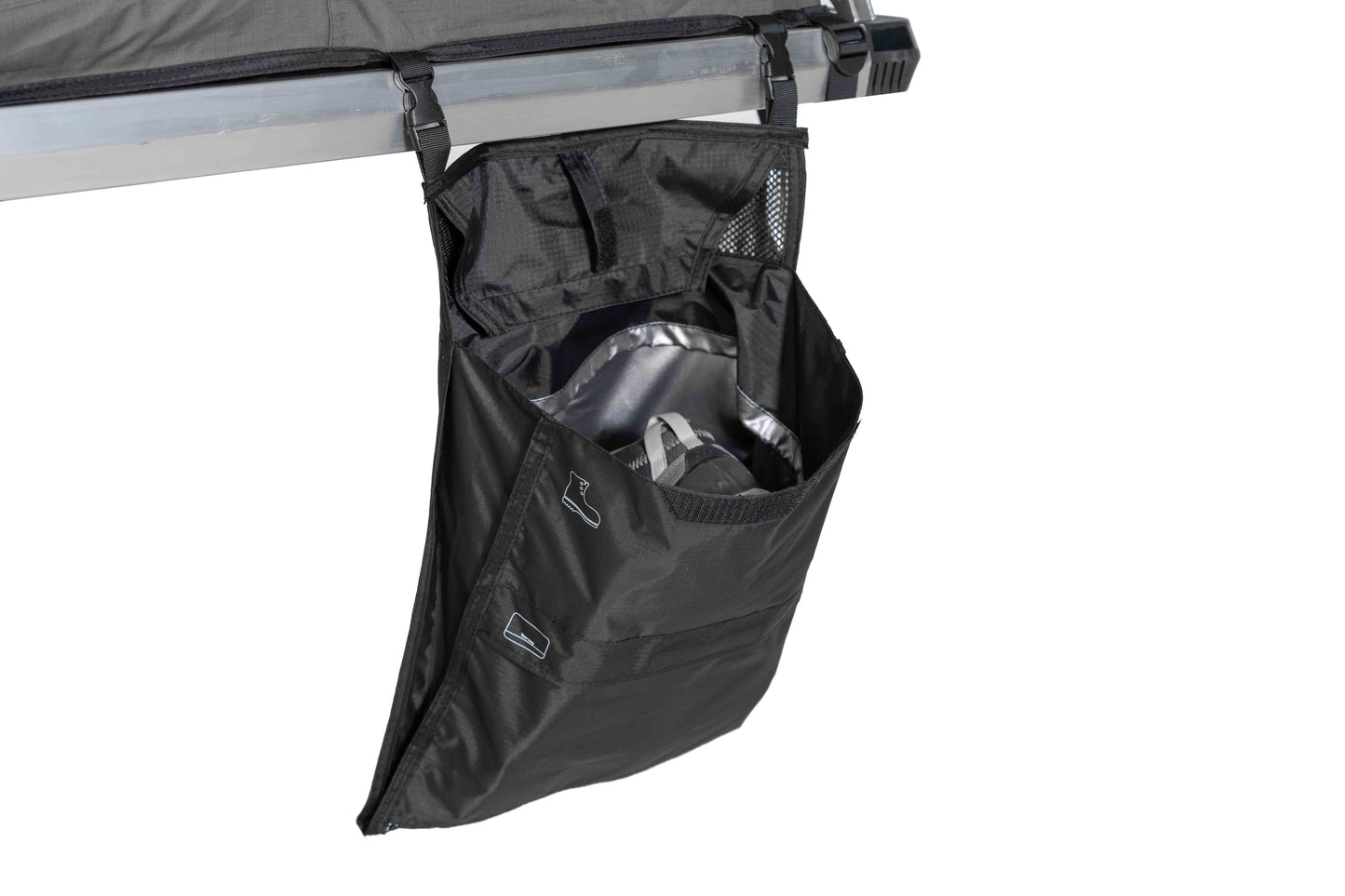 Detailaufnahme eines Schuhsackes von einem Dachzelt