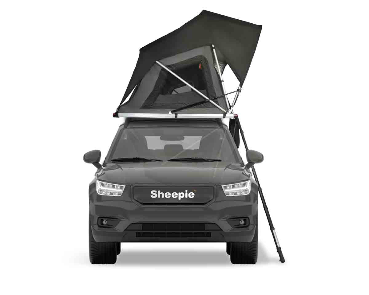 Dachzelt mit montierter Leiter auf weißem Hintergrund