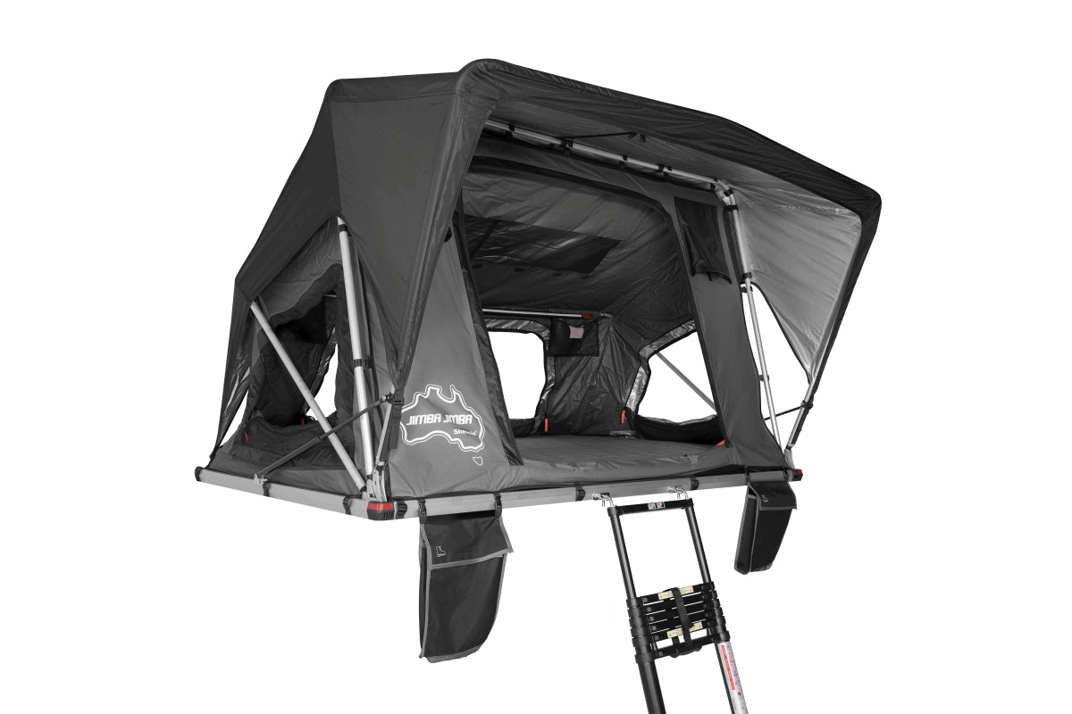 Aufgebautes Stoff-Dachzelt vor weißem Hintergrund, seitlich fotografiert.