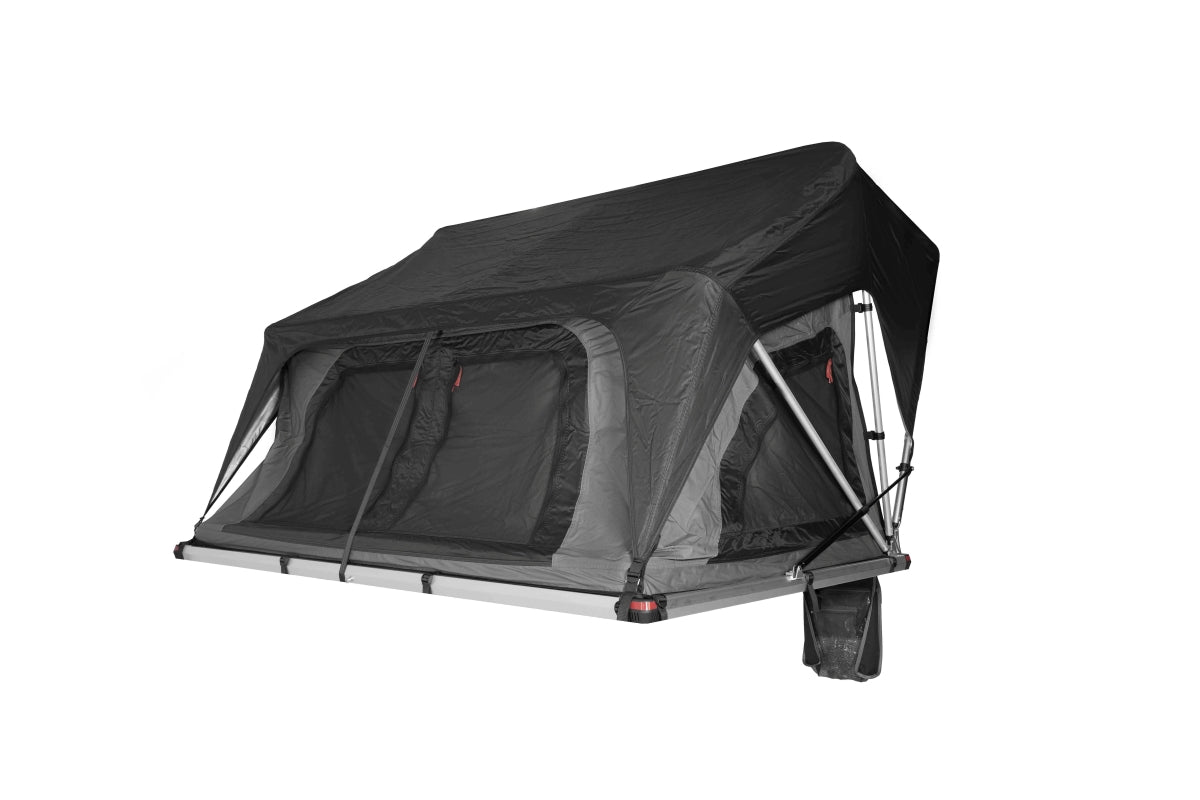 Aufgebautes Stoff-Dachzelt vor weißem Hintergrund