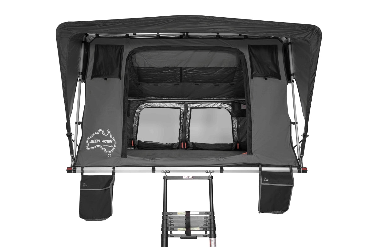 Aufgebautes Stoff-Dachzelt vor weißem Hintergrund, frontal fotografiert.