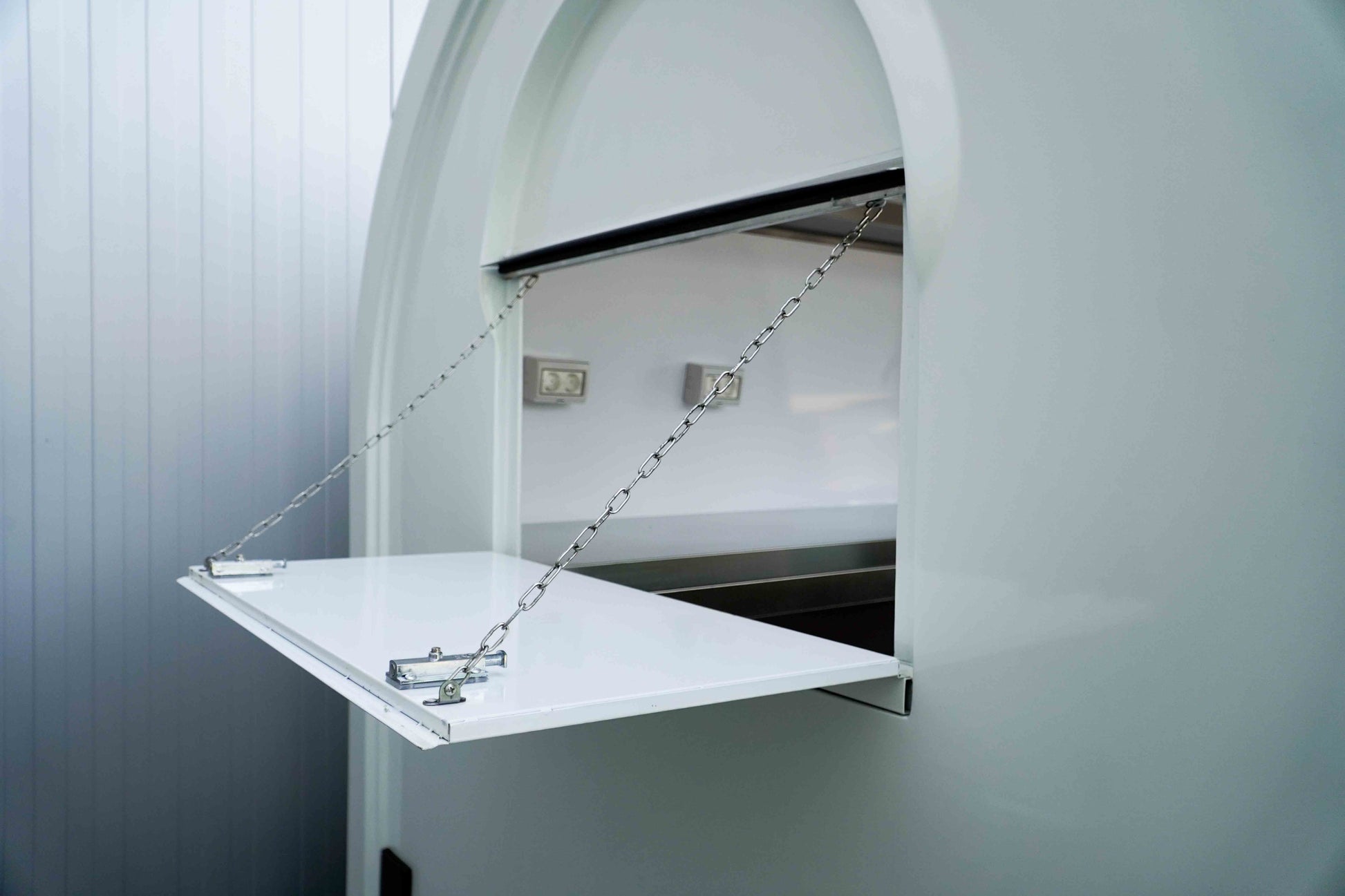 Gezeigt ist eine durchreiche bei einem weißen Verkaufsanhänger