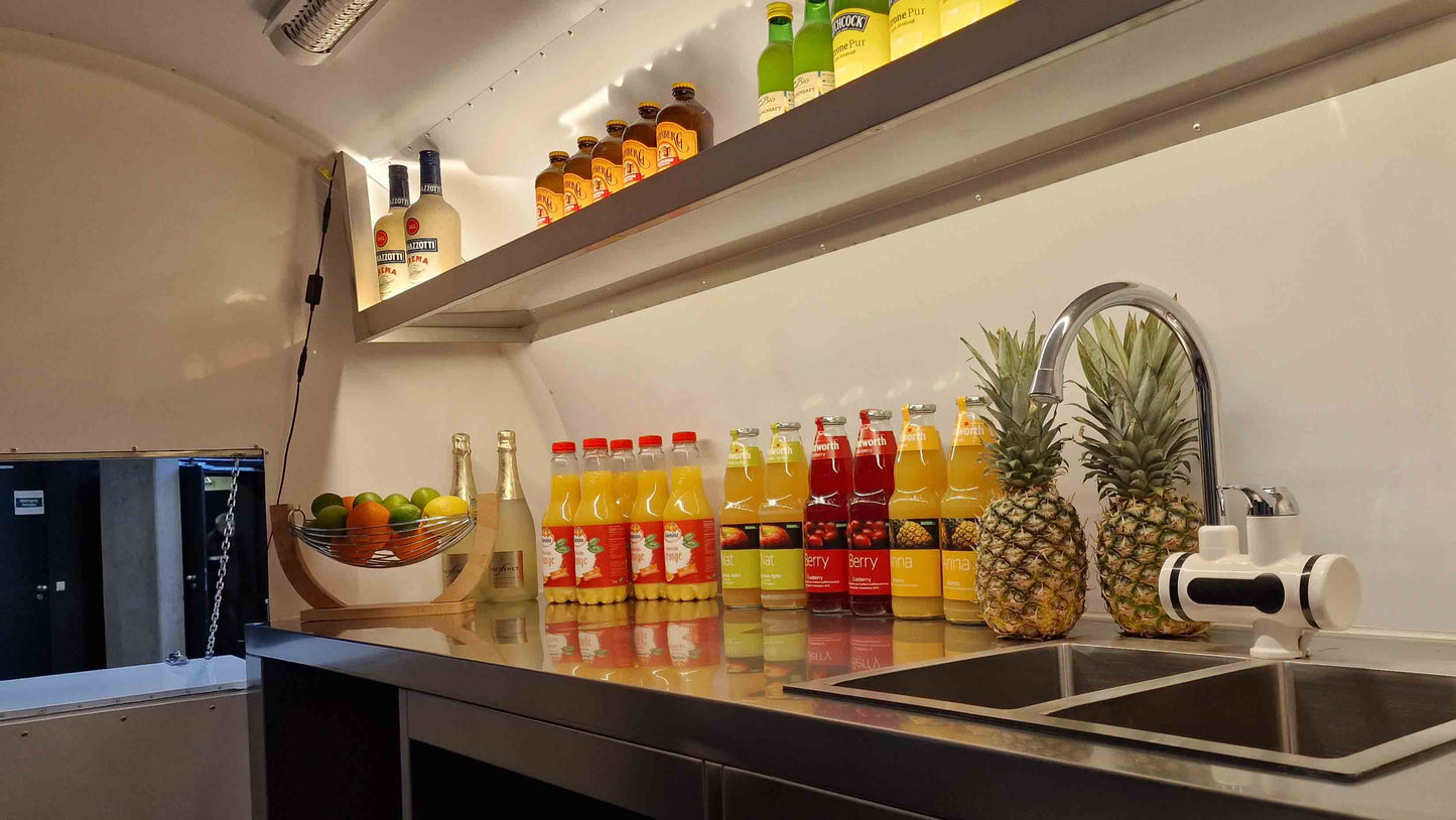 Baranhänger mit diversen Flaschen auf der Theke