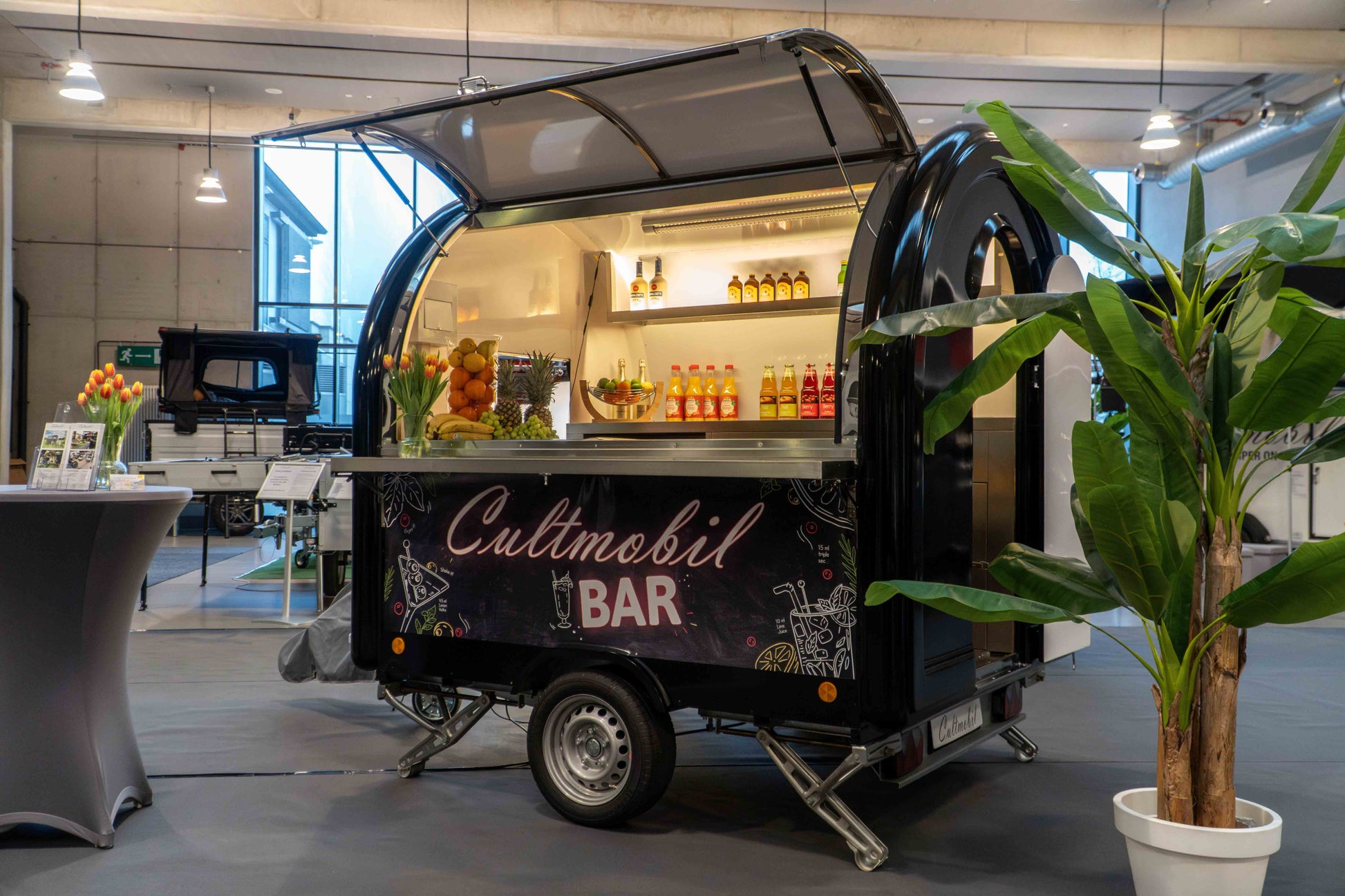 Verkaufsanhänger im Retro Look von vorne mit geöffneter Verkaufsklappe.