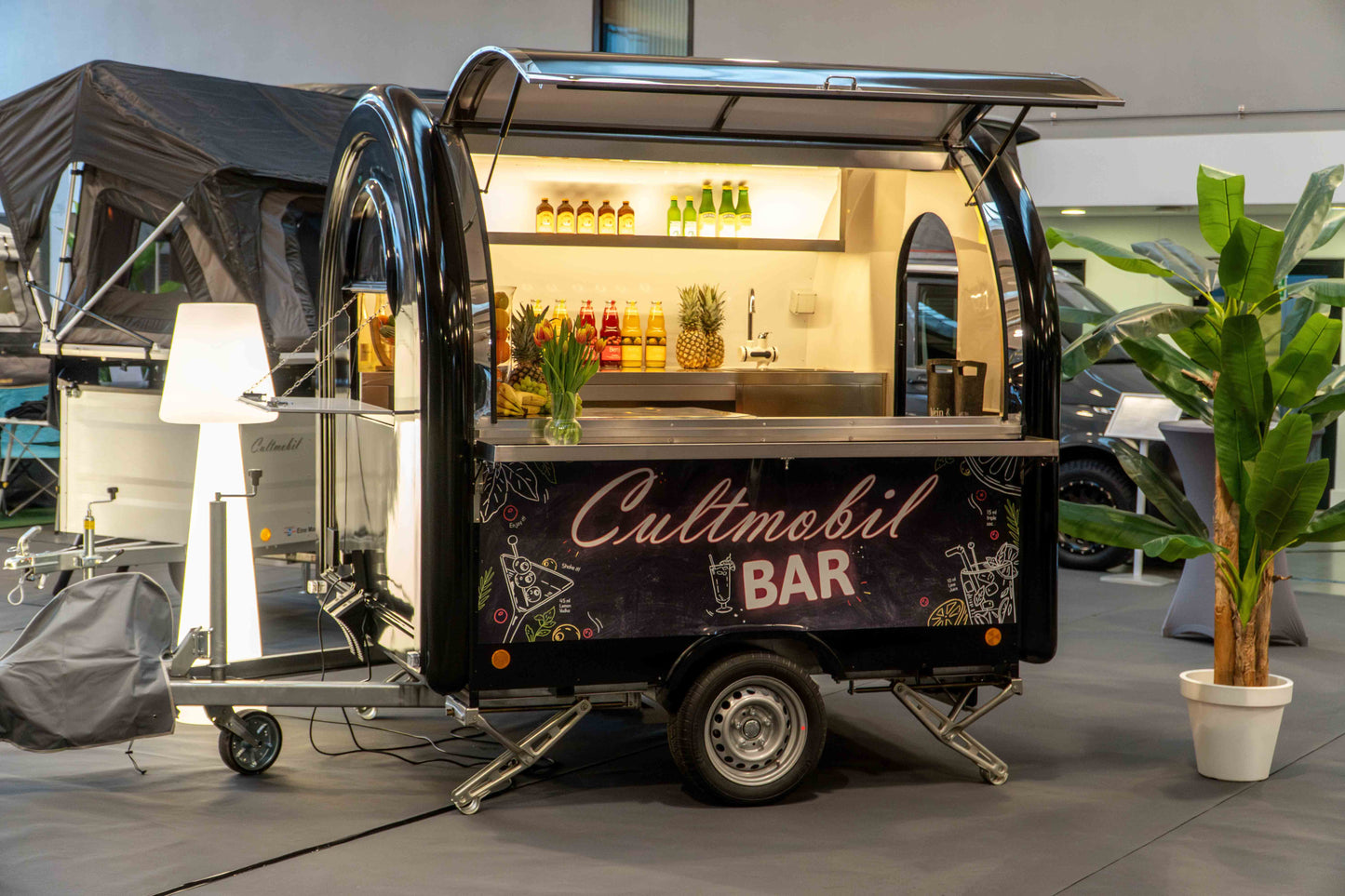 Foodtrailer mit geöffneter Verkaufsklappe auf einer Messe