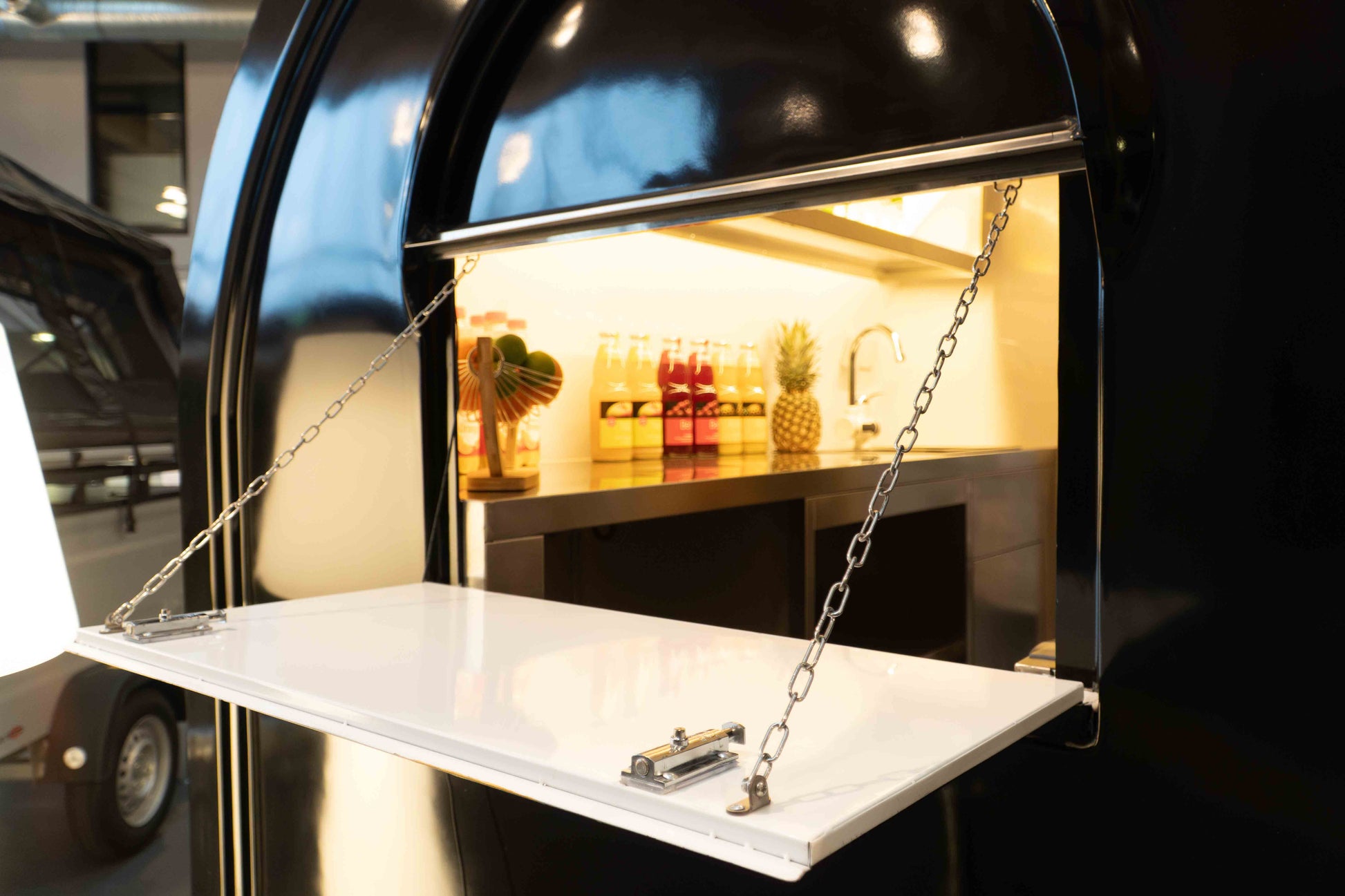 Die Thekenklappe / Durchreiche eines Verkaufsanhängers