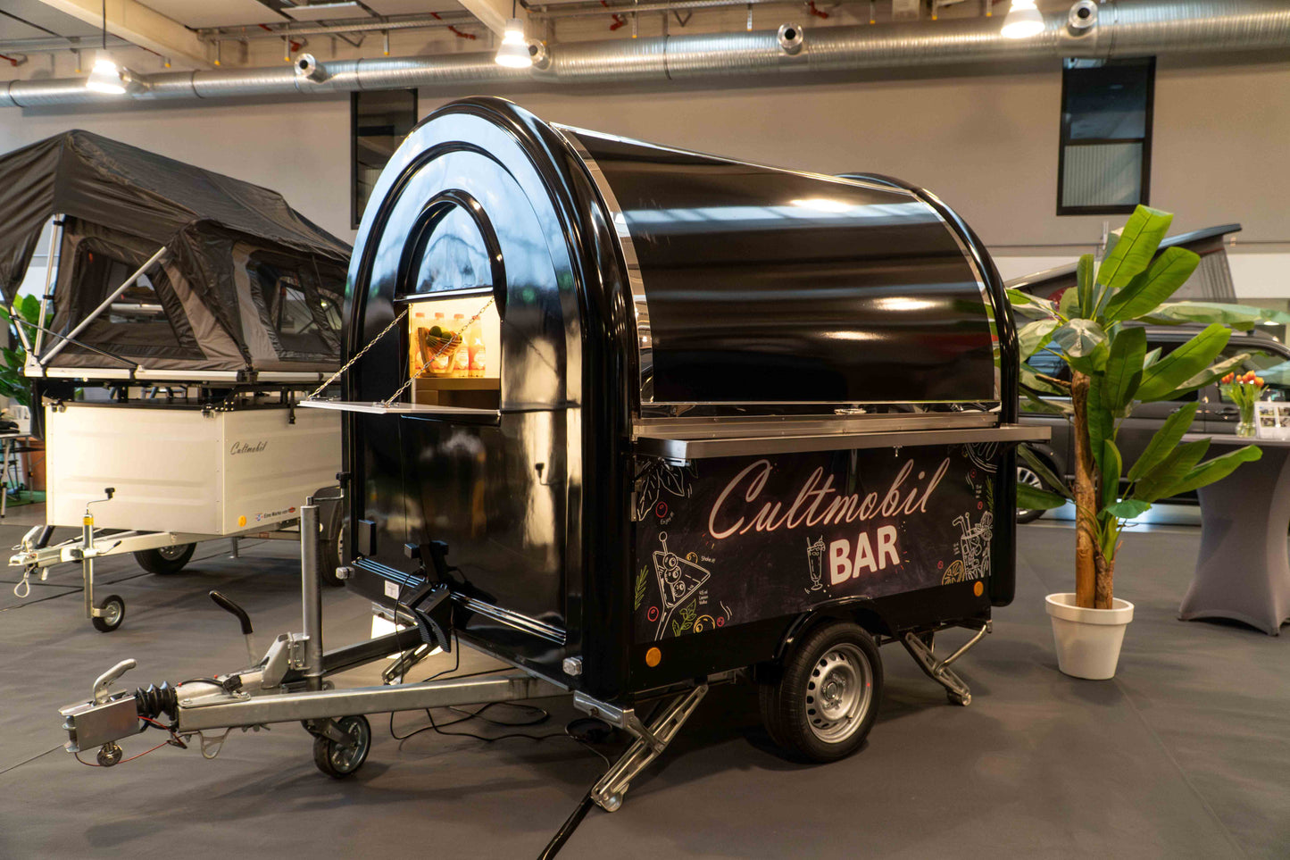 Verkaufsanhänger im Retro Look von vorne geschlossen. 