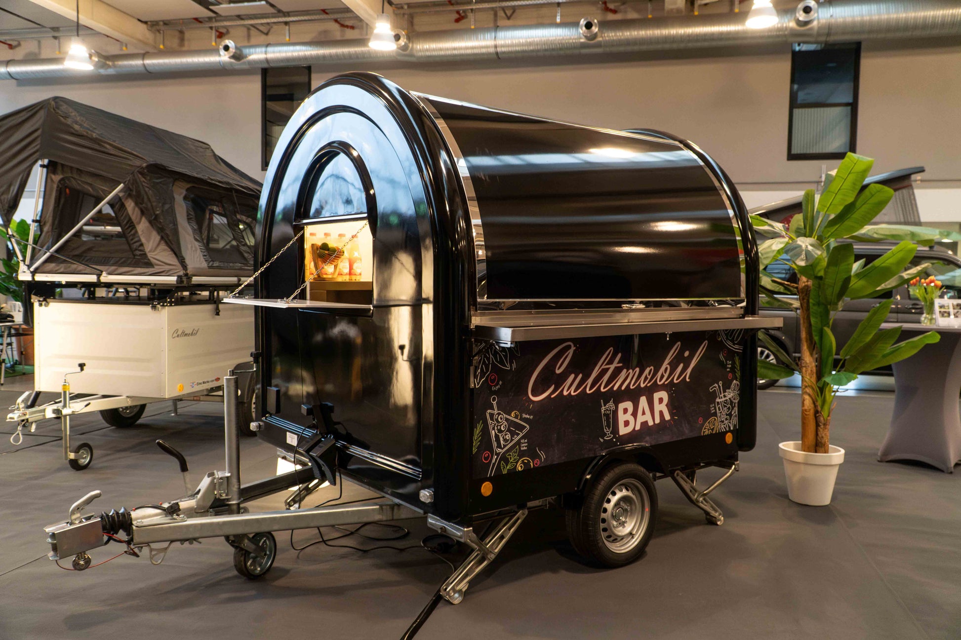 Verkaufsanhänger im Retro Look von vorne geschlossen. 