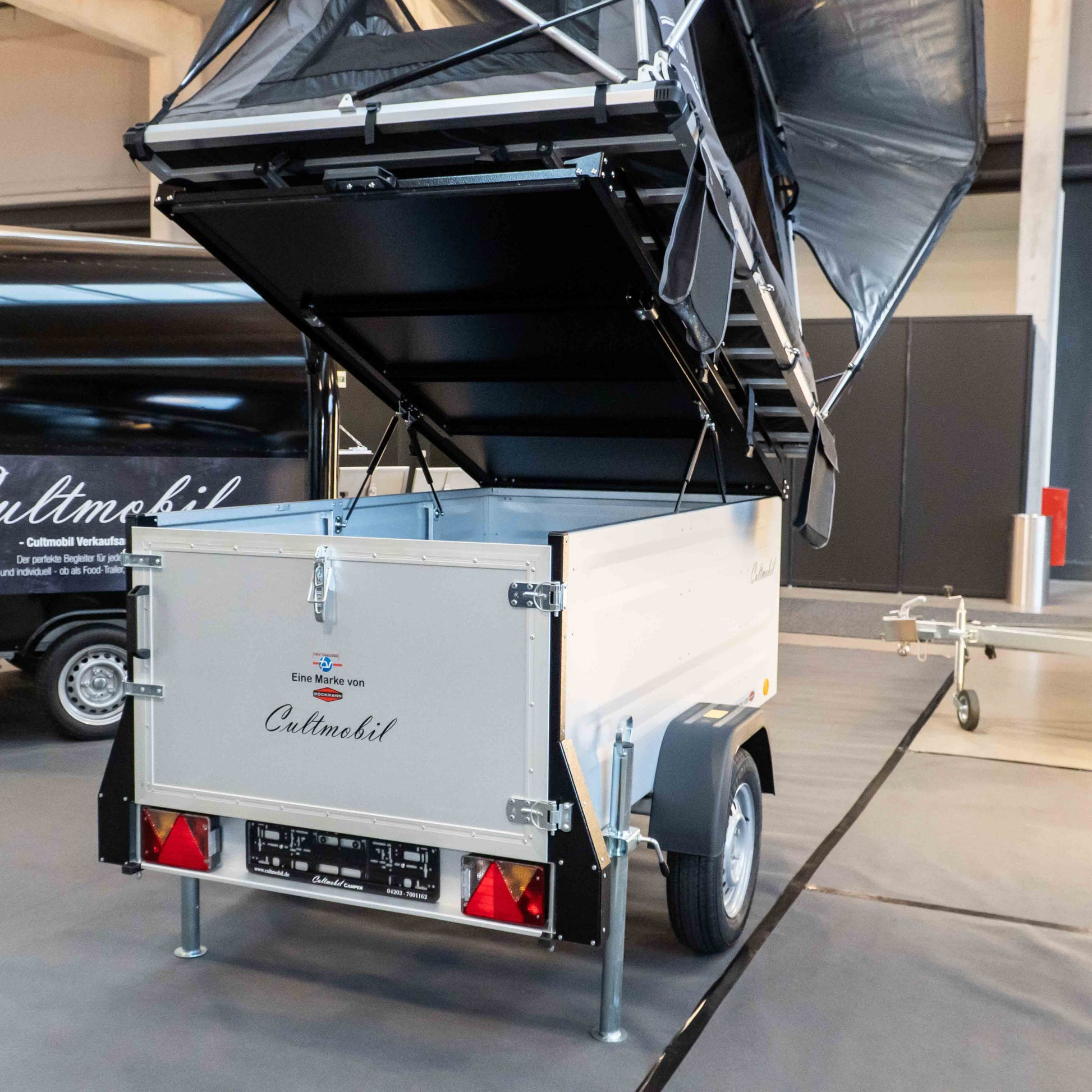 Dachzelt für Auto und Minicamper, 2 Personen, Softcover Softshell, bei geöffnetem Anhänger Deckel 