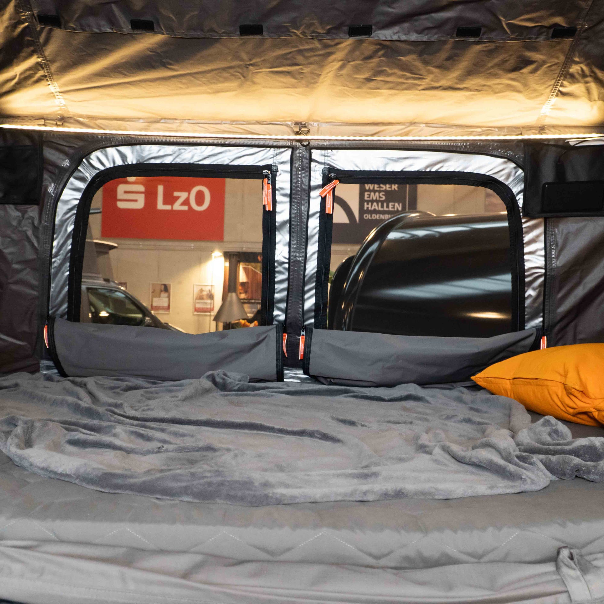 Dachzelt für Auto und Minicamper, 2 Personen, Softcover Softshell, Innenansicht mit Decke und Kissen