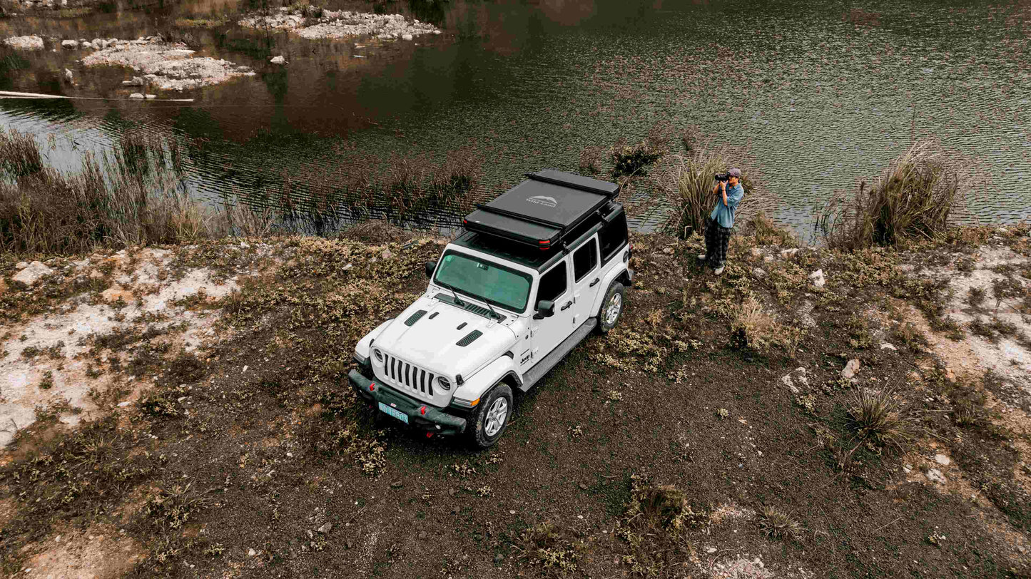 Geschlossenes Dachzelt für Auto und Minicamper, 2 Personen, Hartschale in der Natur.