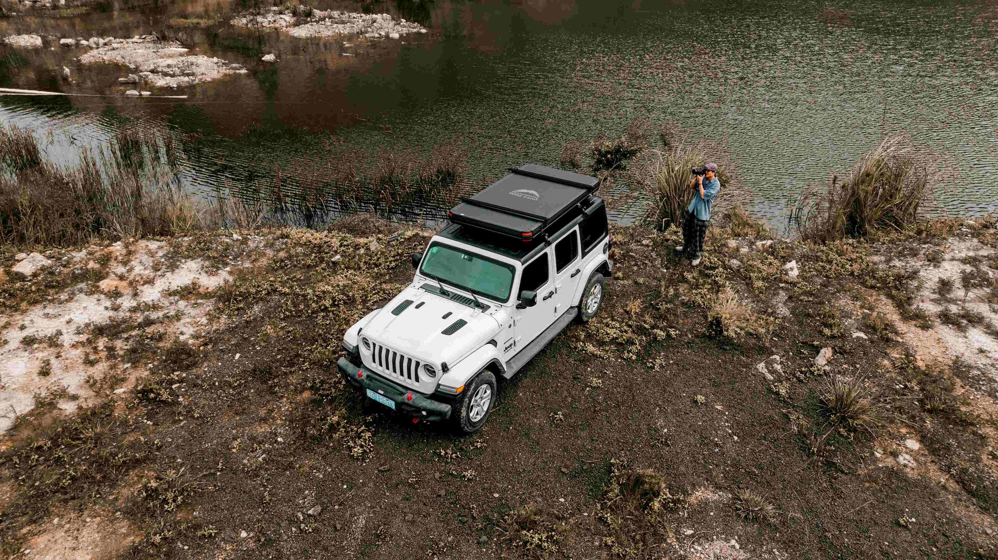 Geschlossenes Dachzelt für Auto und Minicamper, 2 Personen, Hartschale in der Natur.
