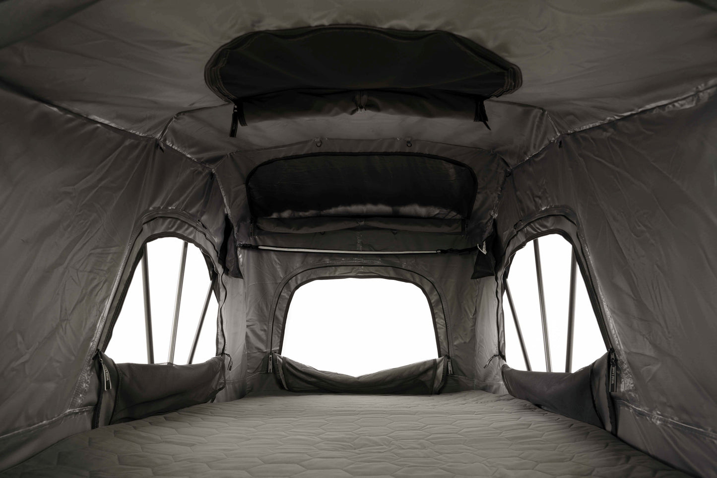 Dachzelt Softtop, leicht, aufgebaut Innenansicht mit Lüftung. 