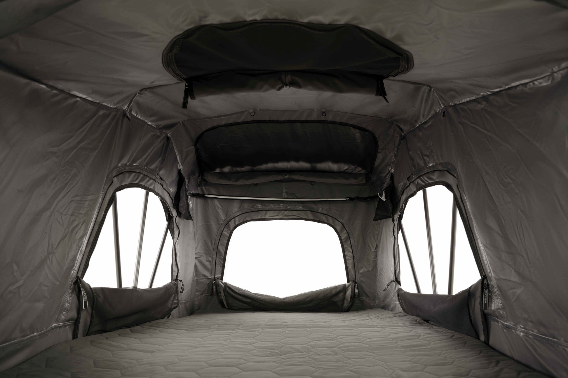 Dachzelt Softtop, leicht, aufgebaut Innenansicht mit Lüftung. 