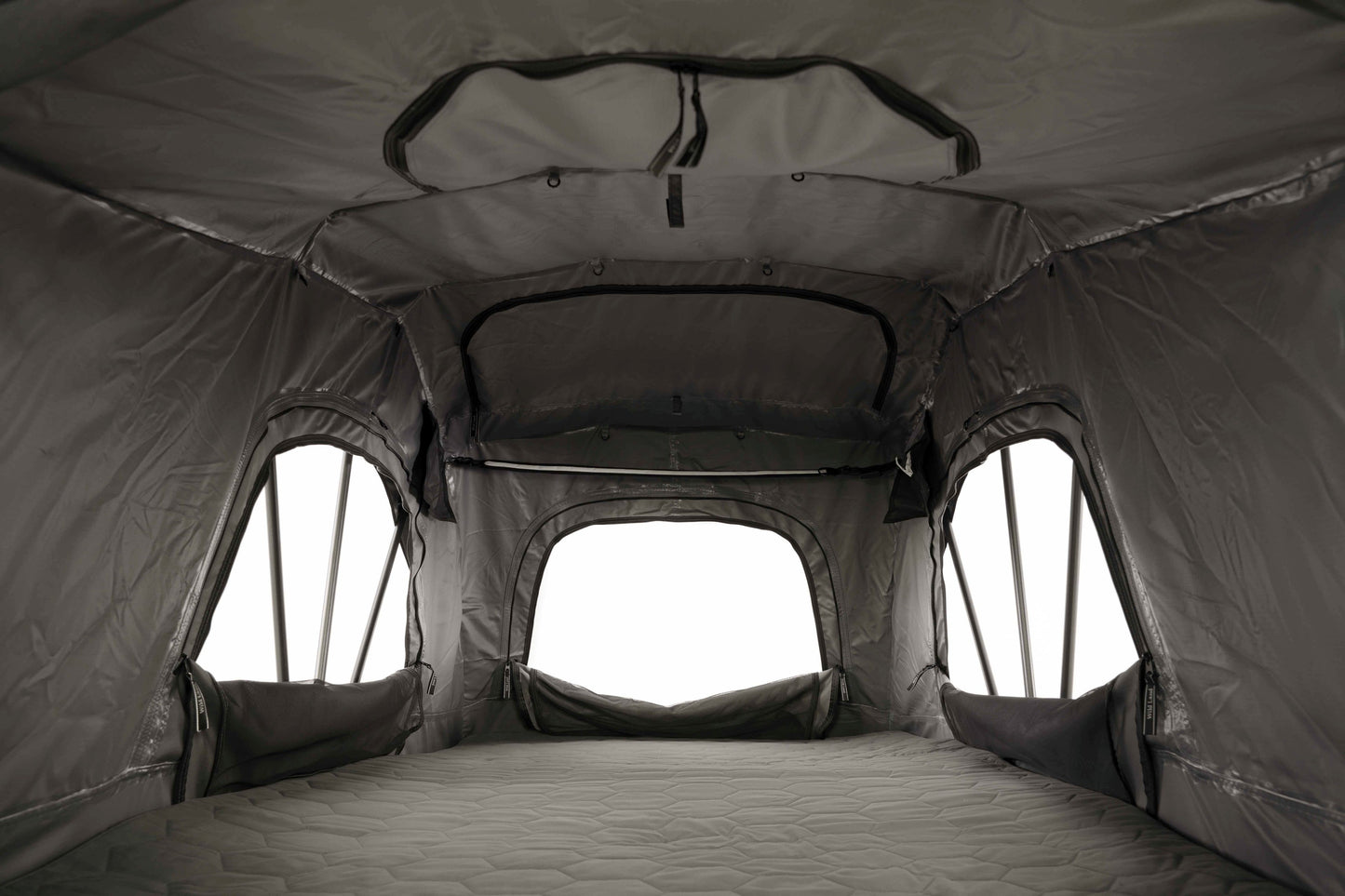 Dachzelt Softtop, leicht, aufgebaut. Innenansicht mit geschlossener Zwangsbelüftung. 