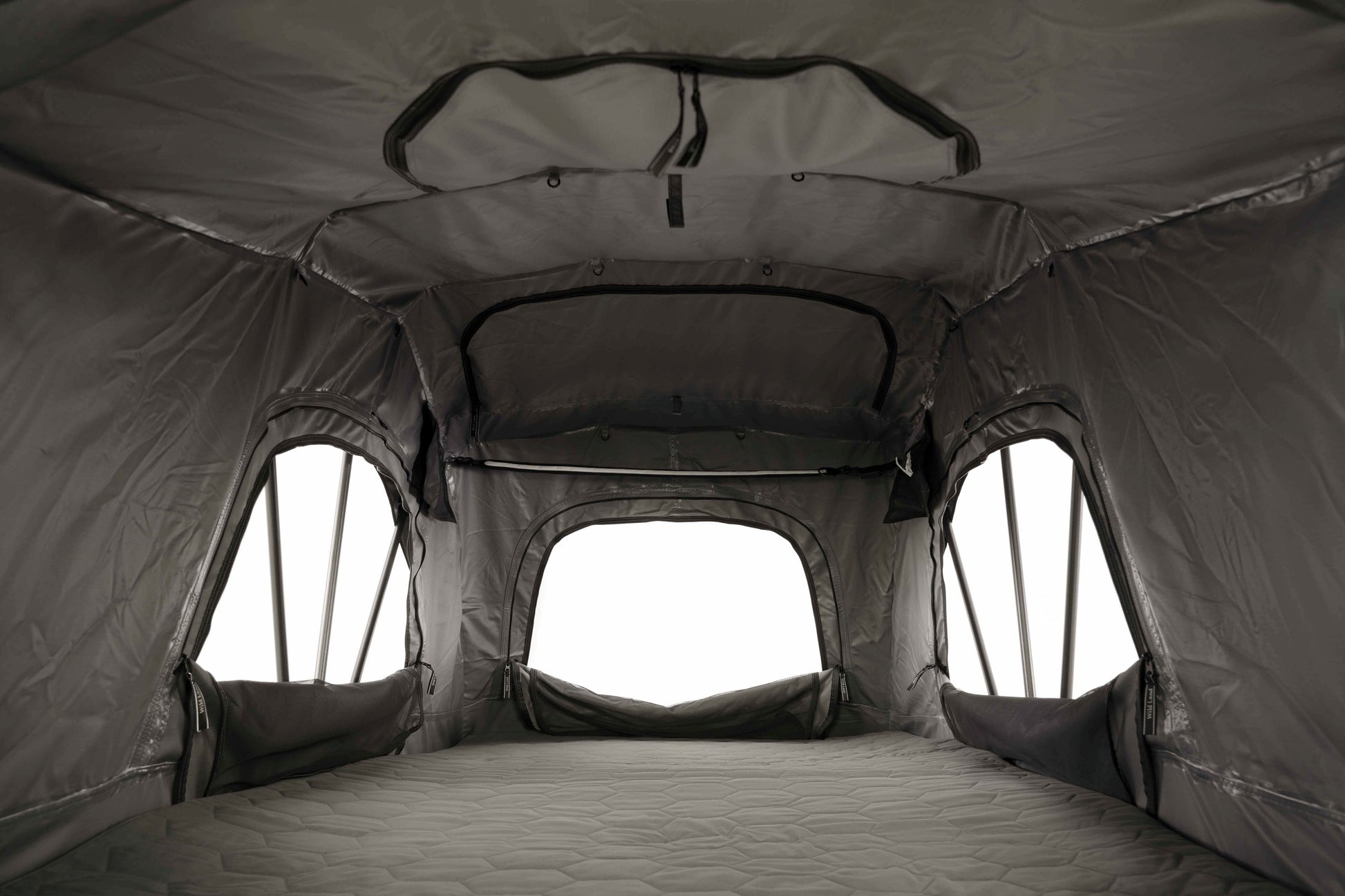 Dachzelt Softtop, leicht, aufgebaut. Innenansicht mit geschlossener Zwangsbelüftung. 