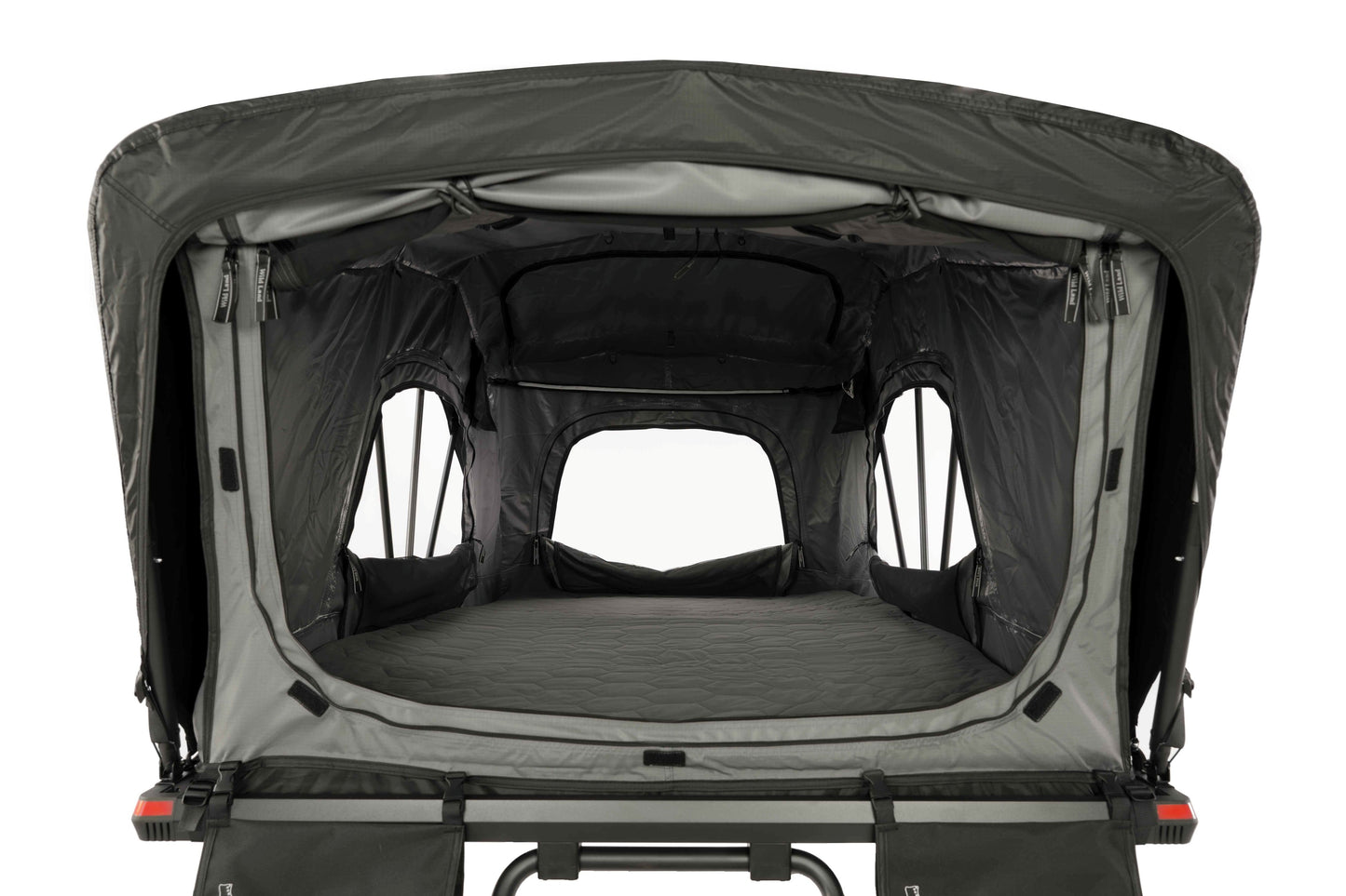 Dachzelt Softtop, leicht, aufgebaut, mit Leiter und Schuhsäcken, Frontansicht geöffnet. 