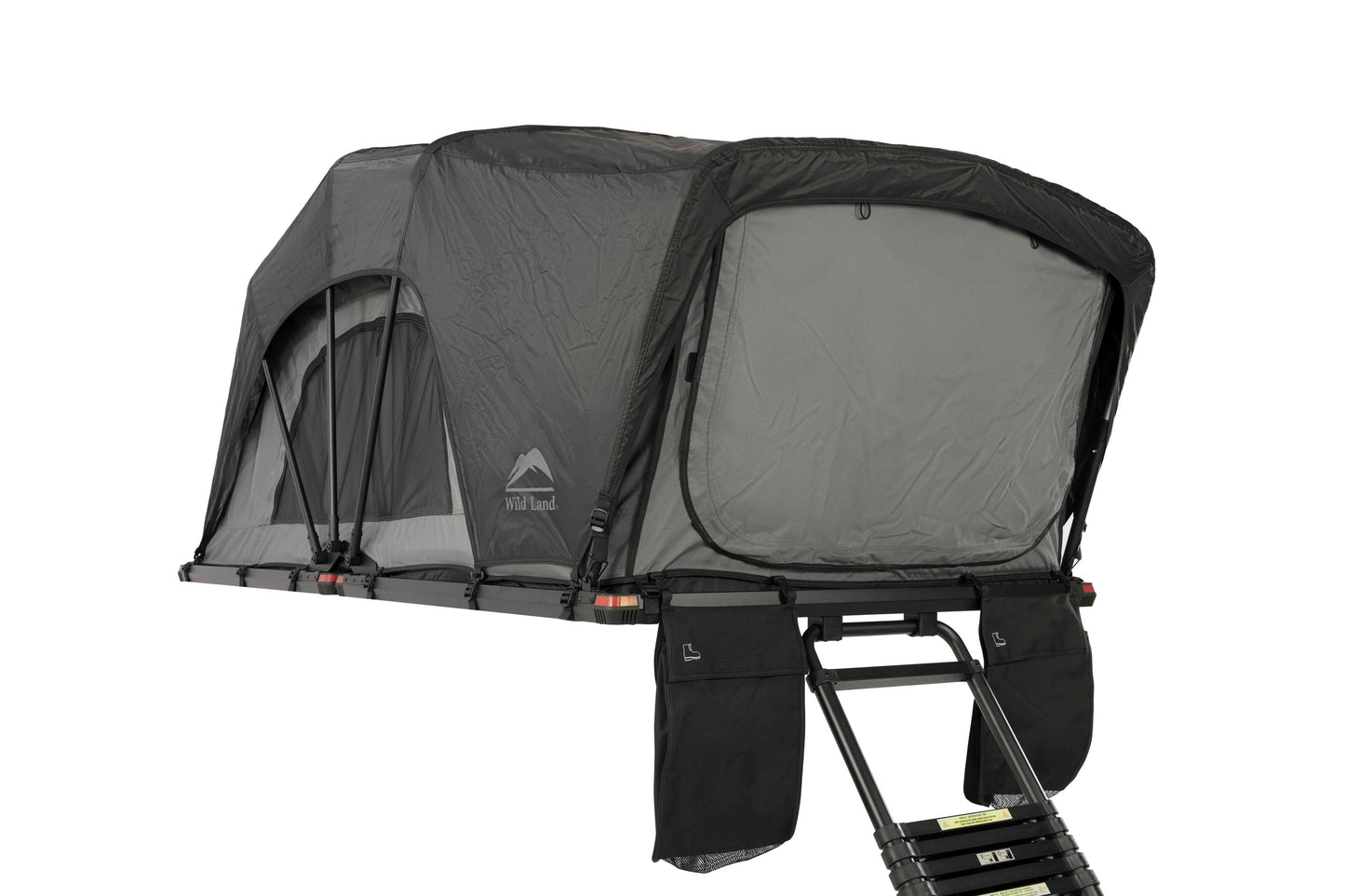 Dachzelt Softtop, leicht, aufgebaut, mit Leiter und Schuhsäcken, Dreiviertelansicht mit Leiter. 