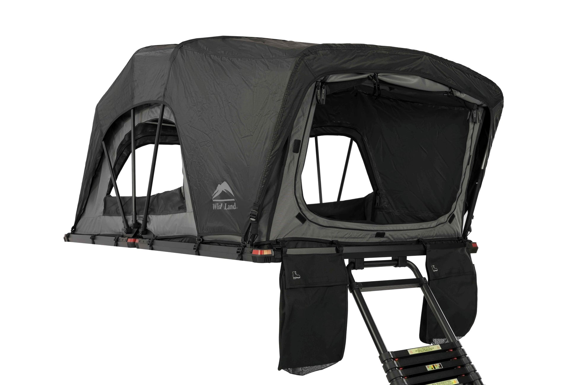 Dachzelt Softtop, leicht, aufgebaut, mit Leiter und Schuhsäcken. Seitenansicht mit gefönneten Fenstern. 