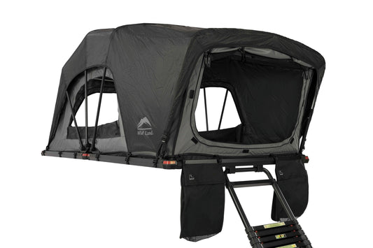 Dachzelt Softtop, leicht, aufgebaut, mit Leiter und Schuhsäcken. Seitenansicht mit gefönneten Fenstern. 