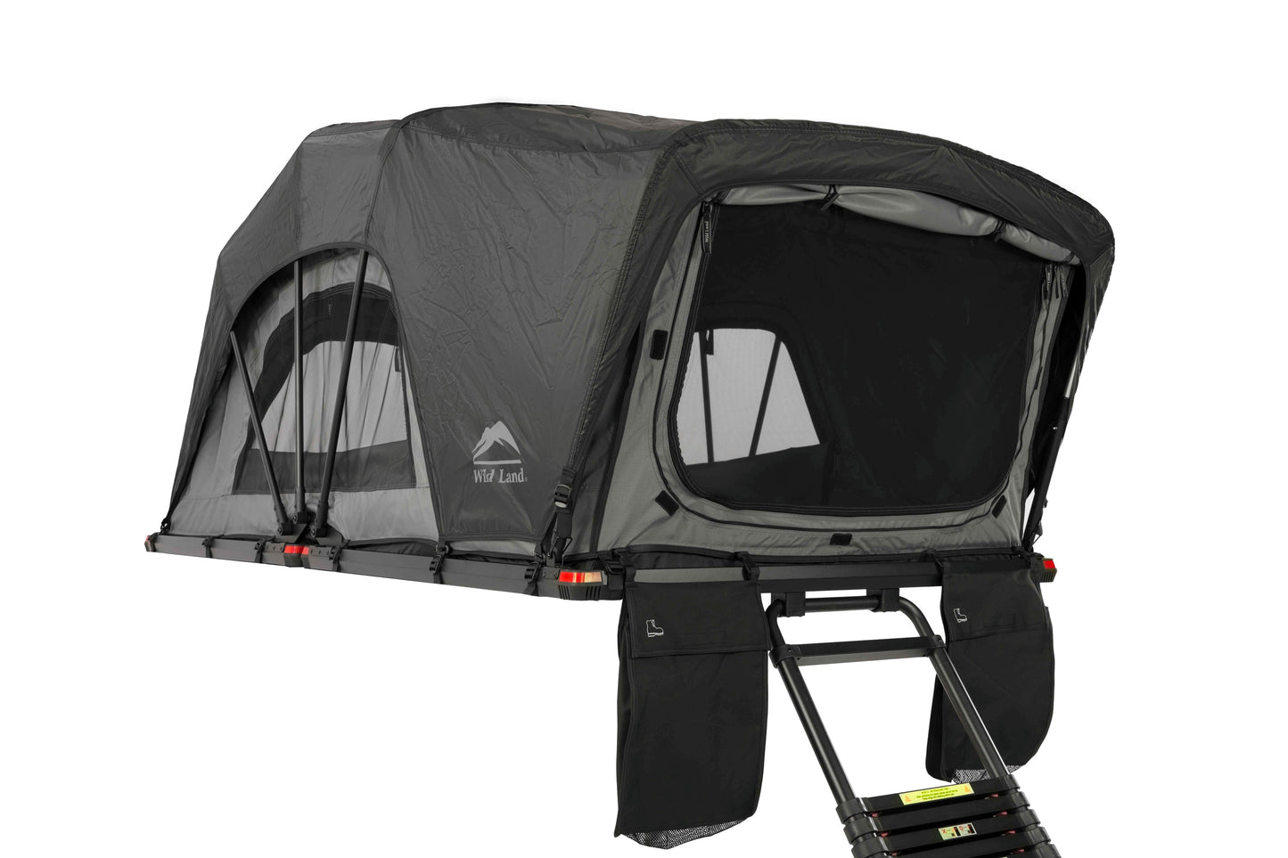 Dachzelt Softtop, leicht, aufgebaut, mit Leiter und Schuhsäcken. Von der Seite zu sehen mit Mückenschutznetz. 