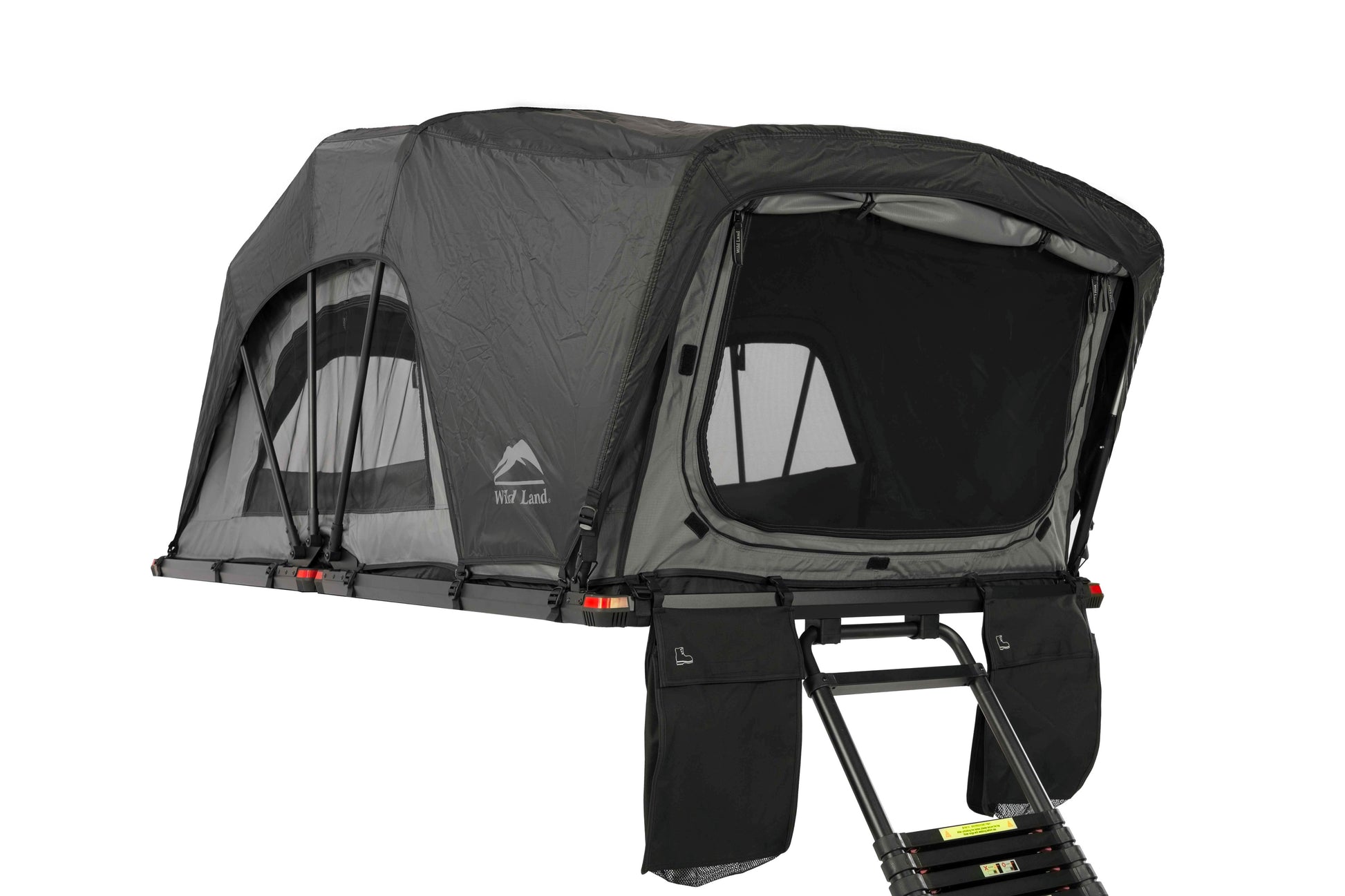 Dachzelt Softtop, leicht, aufgebaut, mit Leiter und Schuhsäcken. Von der Seite zu sehen mit Mückenschutznetz. 