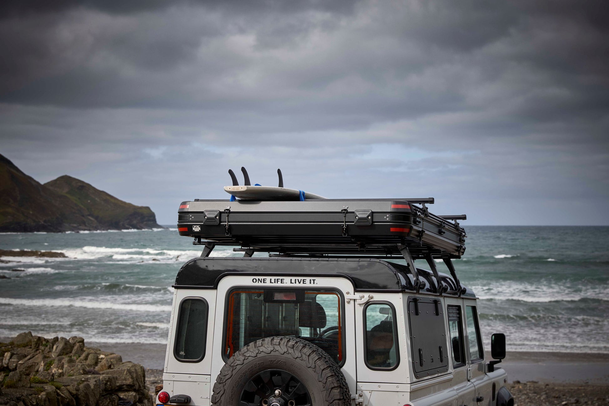 Dachzelt für Auto und Minicamper, 2 Personen, Hartschale mit Z-förmigem Bügel am Stand auf einem Jeep