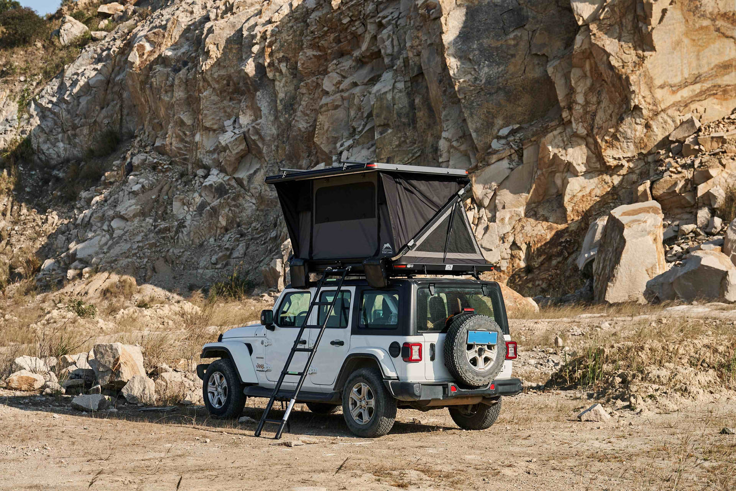 Dachzelt für Auto und Minicamper, 2 Personen, Hartschale. Das Dachzelt ist aufgebaut und steht in einem Gebirge. 