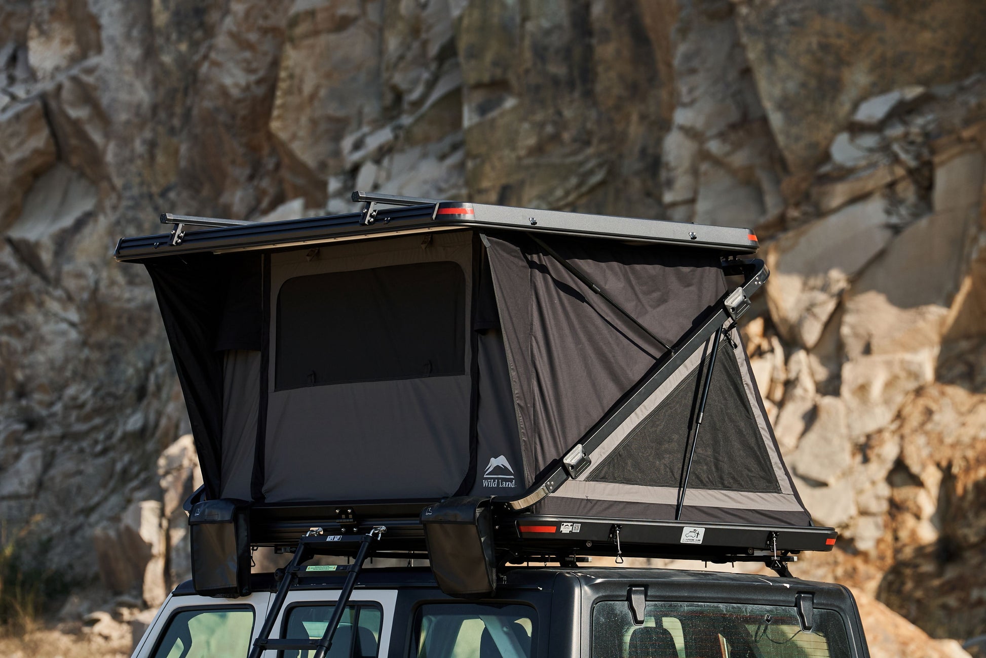 Dachzelt für Auto und Minicamper, 2 Personen, Hartschale Nahansicht im Gebirge.