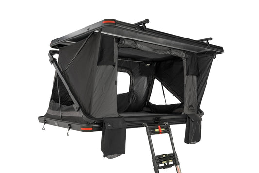 Dachzelt für Auto und Minicamper, 2 Personen, Hartschale mit Z-förmigem Bügel, komplette Ansicht mit geöffneten Fenstern und sichtbarer Matratze