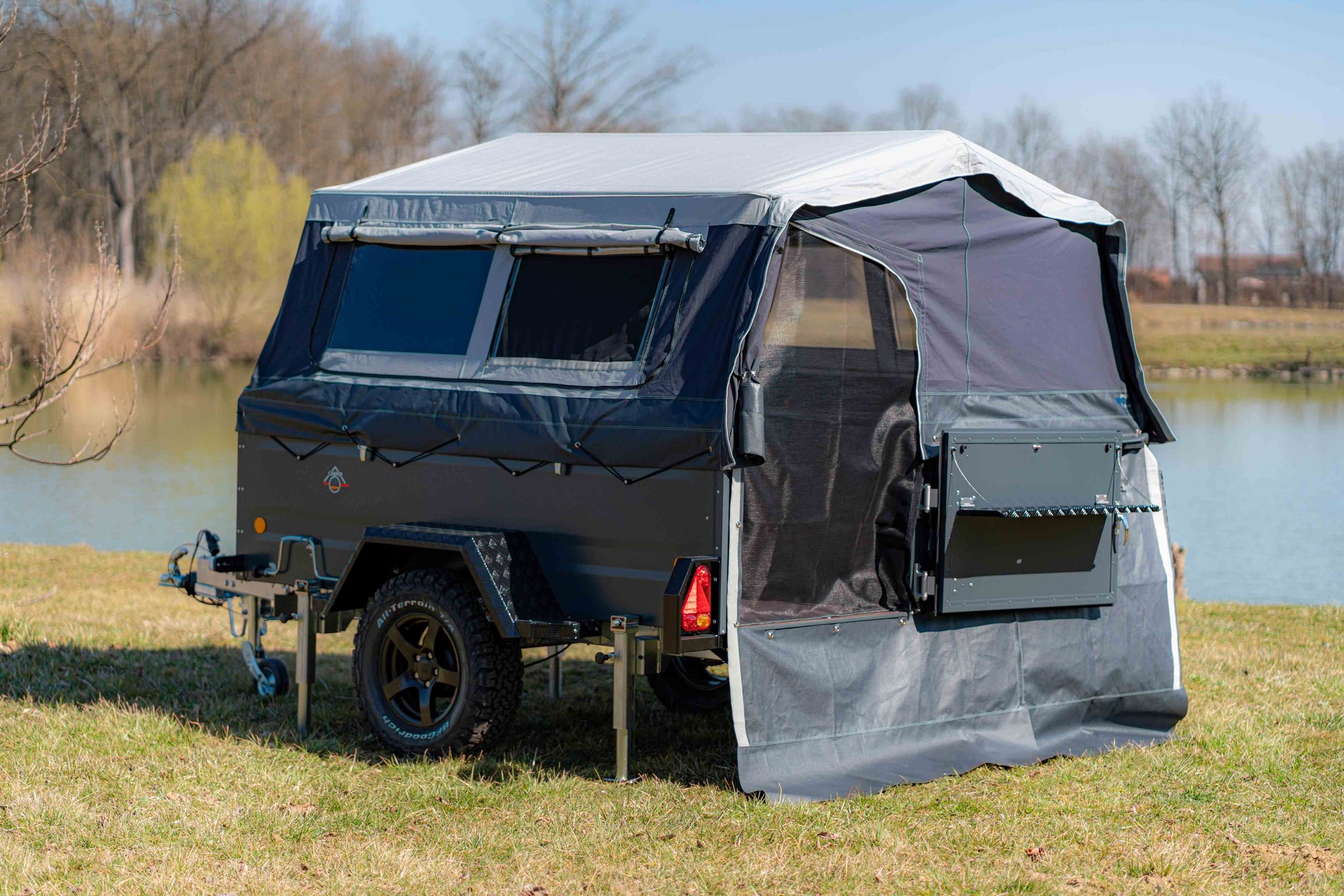 Komplettansicht eines vollständig aufgebauten Klappcampers in der Offroad-Variante