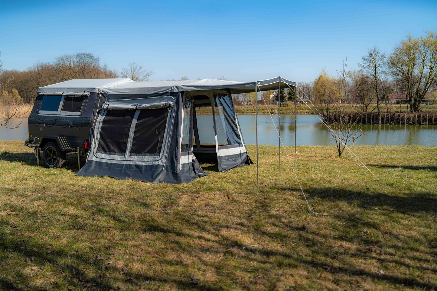 Komplettansicht eines vollständig aufgebauten Klappcampers mit Vorzelt und Sonnensegel in der Offroad-Variante