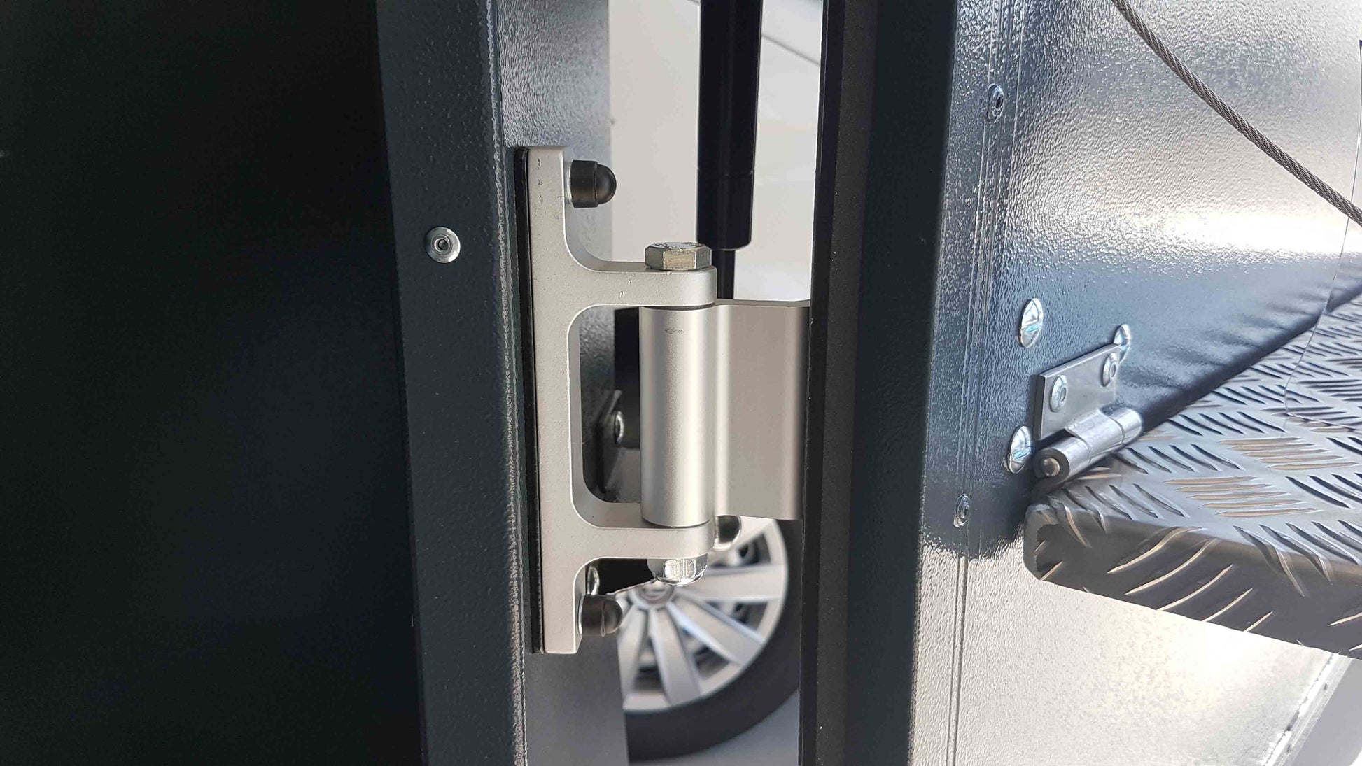 Detailaufnahme eines stabilen Scharnier von einem Offroadanhänger