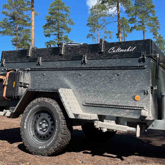 Schmutziger Offroadanhänger in der Nahaufnahme