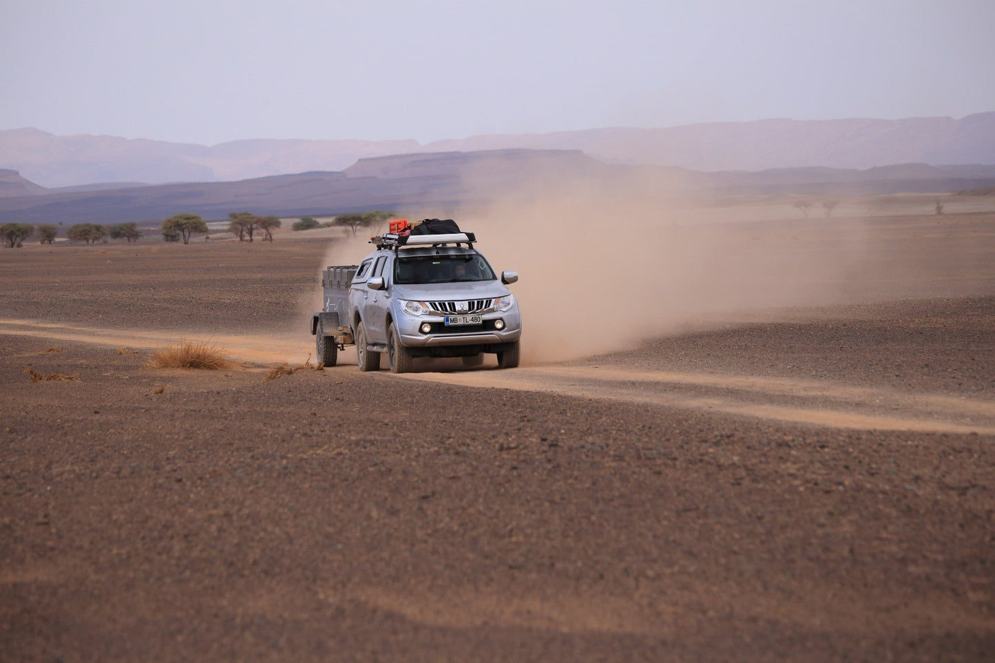 Offroad Anhänger, der von einem Geländewagen durch das Outback gezogen wird