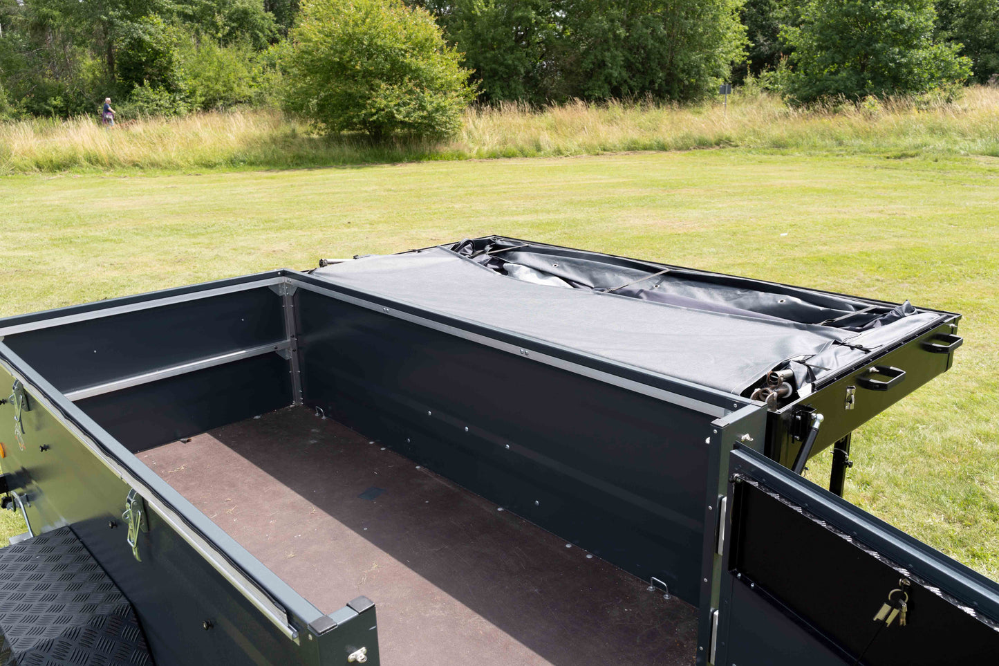 Stauraum eines Campinganhänger bei gleichzeitig verstautem Zelt im Deckel des Anhängers