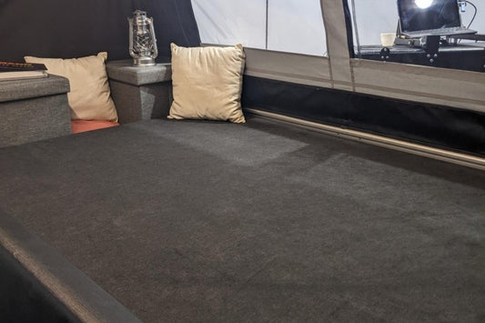 Eine Matratze, die im Deckel eines Faltcaravans liegt 