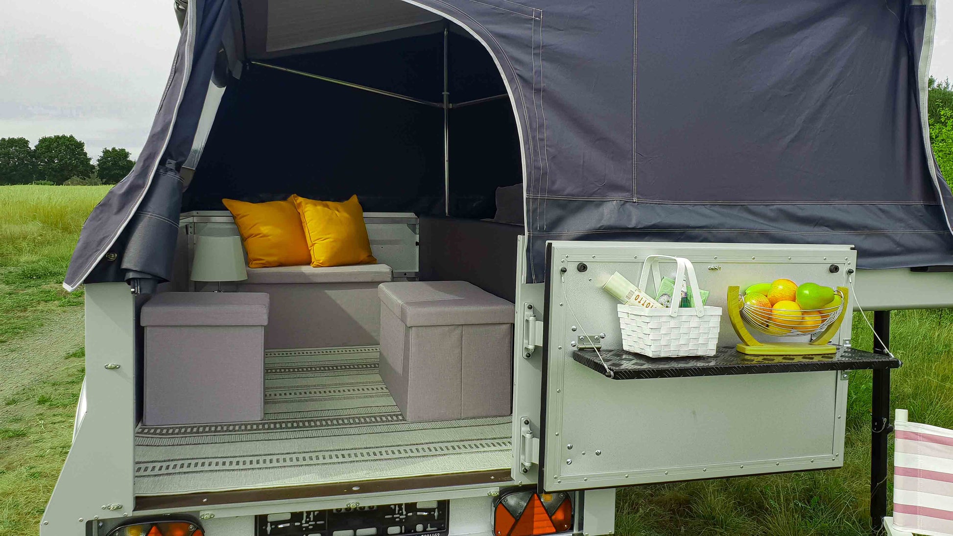 Blick auf die Inneneinrichtung eines Klappcaravans durch die Hecktür