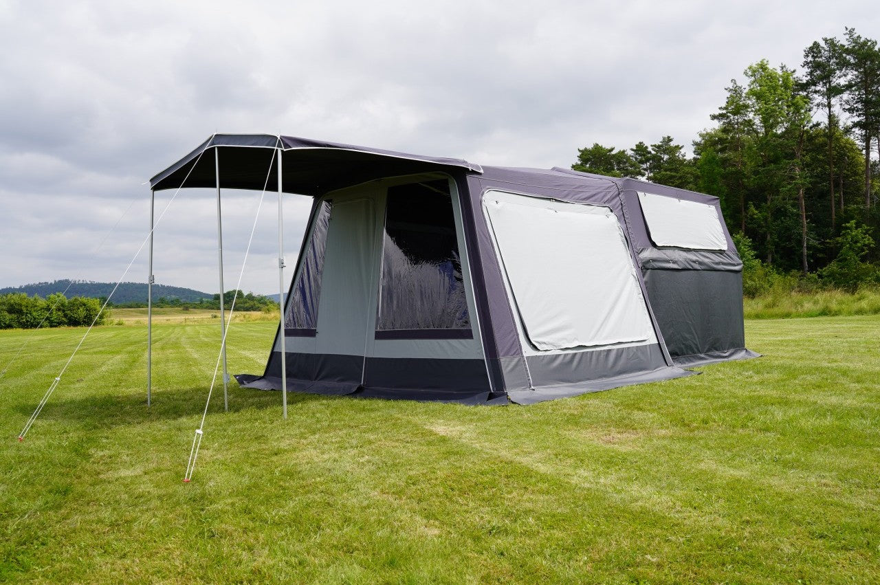 Ein Klappcamper aufgebaut mit Vorzelt inklusive Sonnensegel davor 