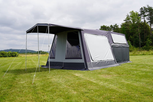 Ein Klappcamper aufgebaut mit Vorzelt inklusive Sonnensegel davor 