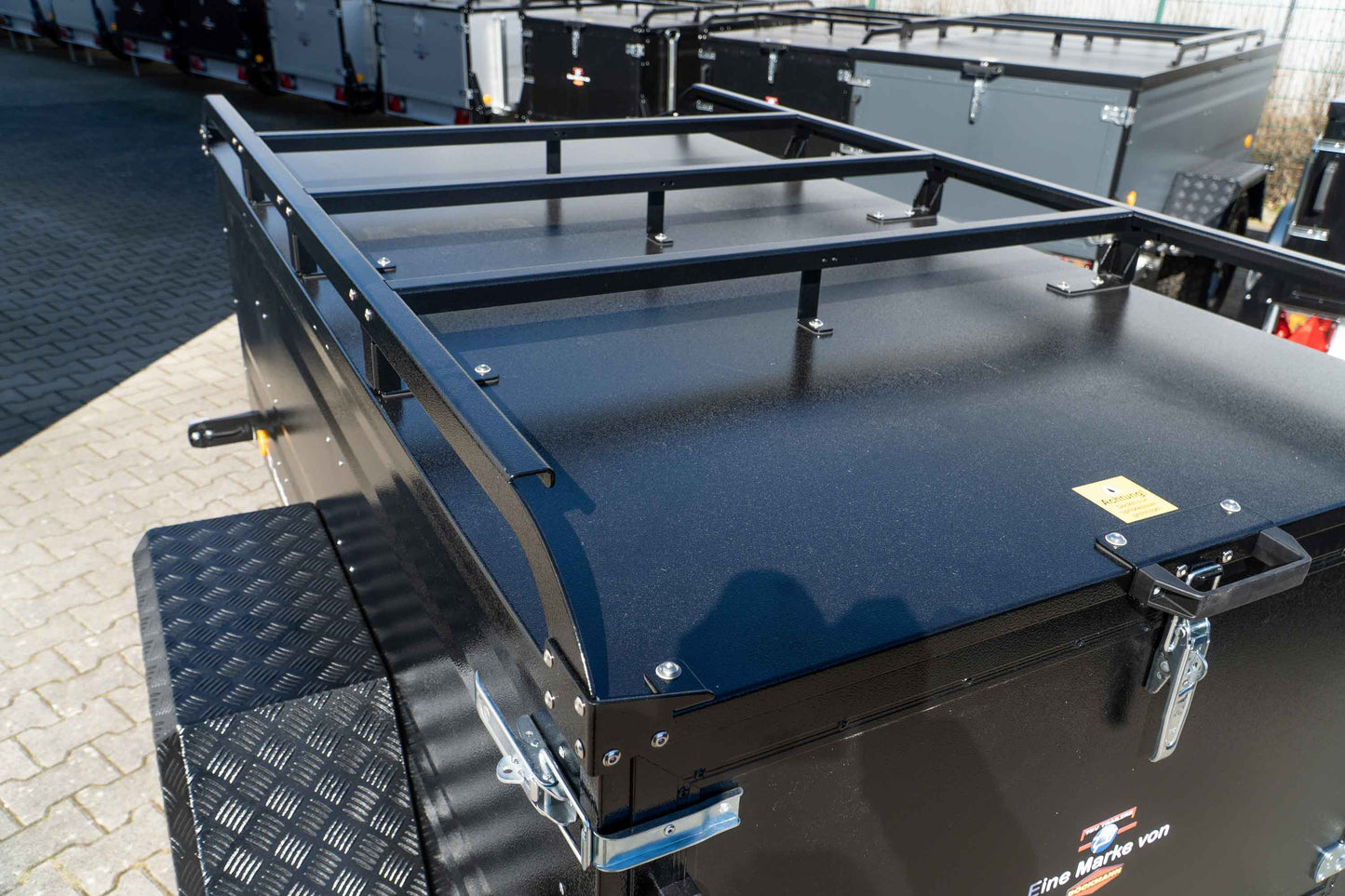 Dachzelt Anhänger auf Kofferanhänger-Basis – TPV KT-EB2 Offroad