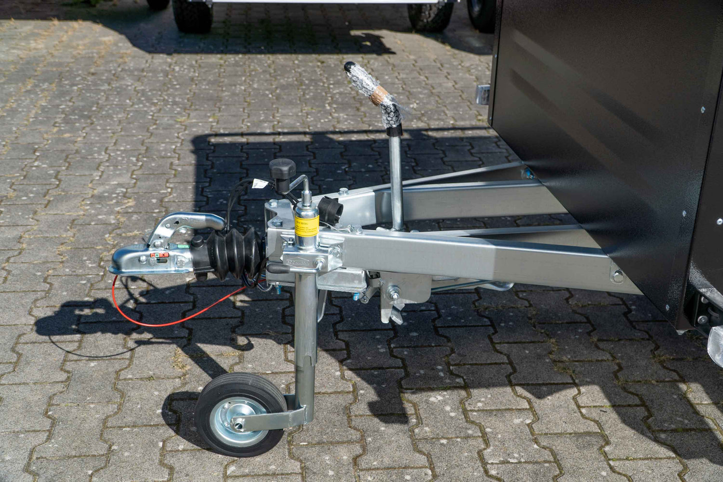 Dachzelt Anhänger auf Kofferanhänger-Basis – TPV KT-EB2 Offroad