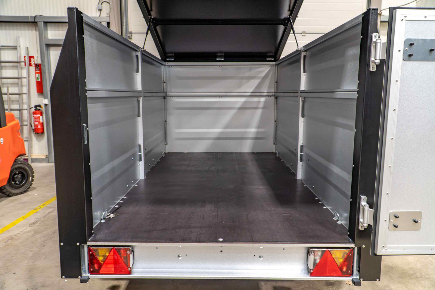 Dachzelt Anhänger auf Kofferanhänger-Basis – TPV KT-EB3 Offroad Plus
