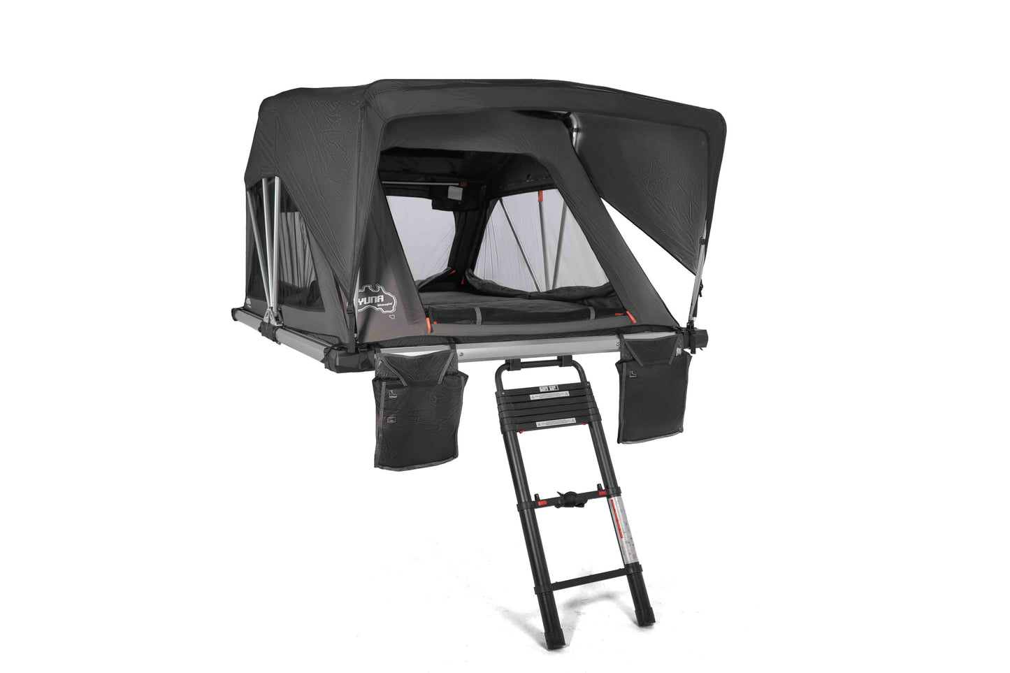 Aufgebautes großes Dachzelt mit geöffnetem Seitenteil vor weißem Hintergrund